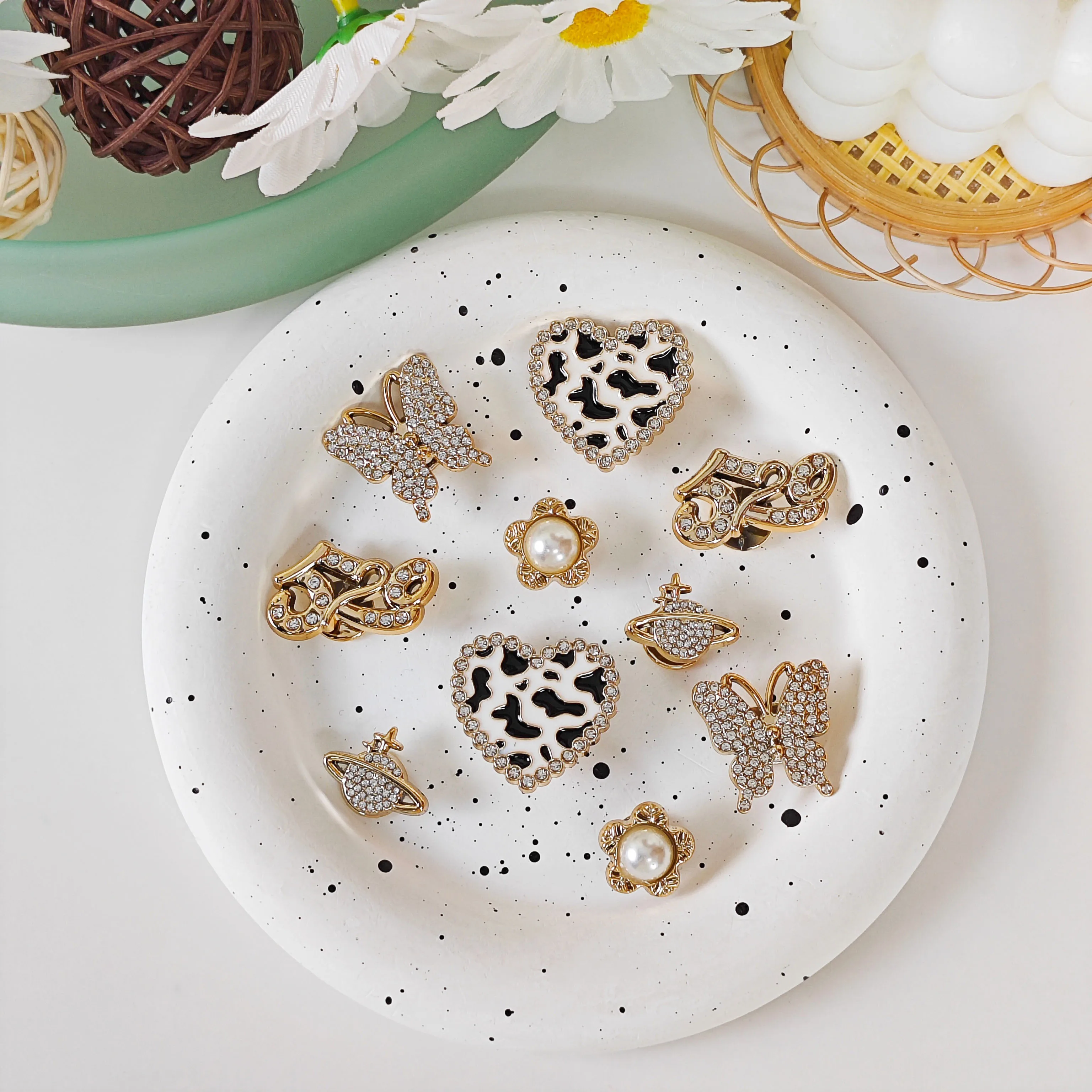 10Pcs DIY Shoe Decoration Charms Shiny Leopard Print Hearts, Numbers, Butterflies, Planets, Flower Decoration Clips, Non-Metal Lightweight Material, Y2K Fashion Versatile Cute Personality Accessories for Men and Women, Suitable for Eva Beach Shoes, Sandals, Removable Shoe Decorations, Holiday Gifts