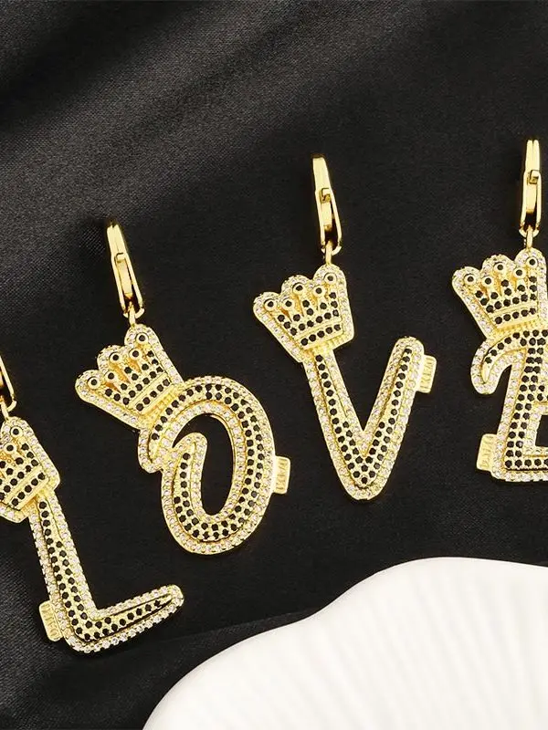 

Gold Crown Letter Pendant Necklace with Embedded Zircon And Diamond DAIXI New Arrival Fashion Jewelry for Adults