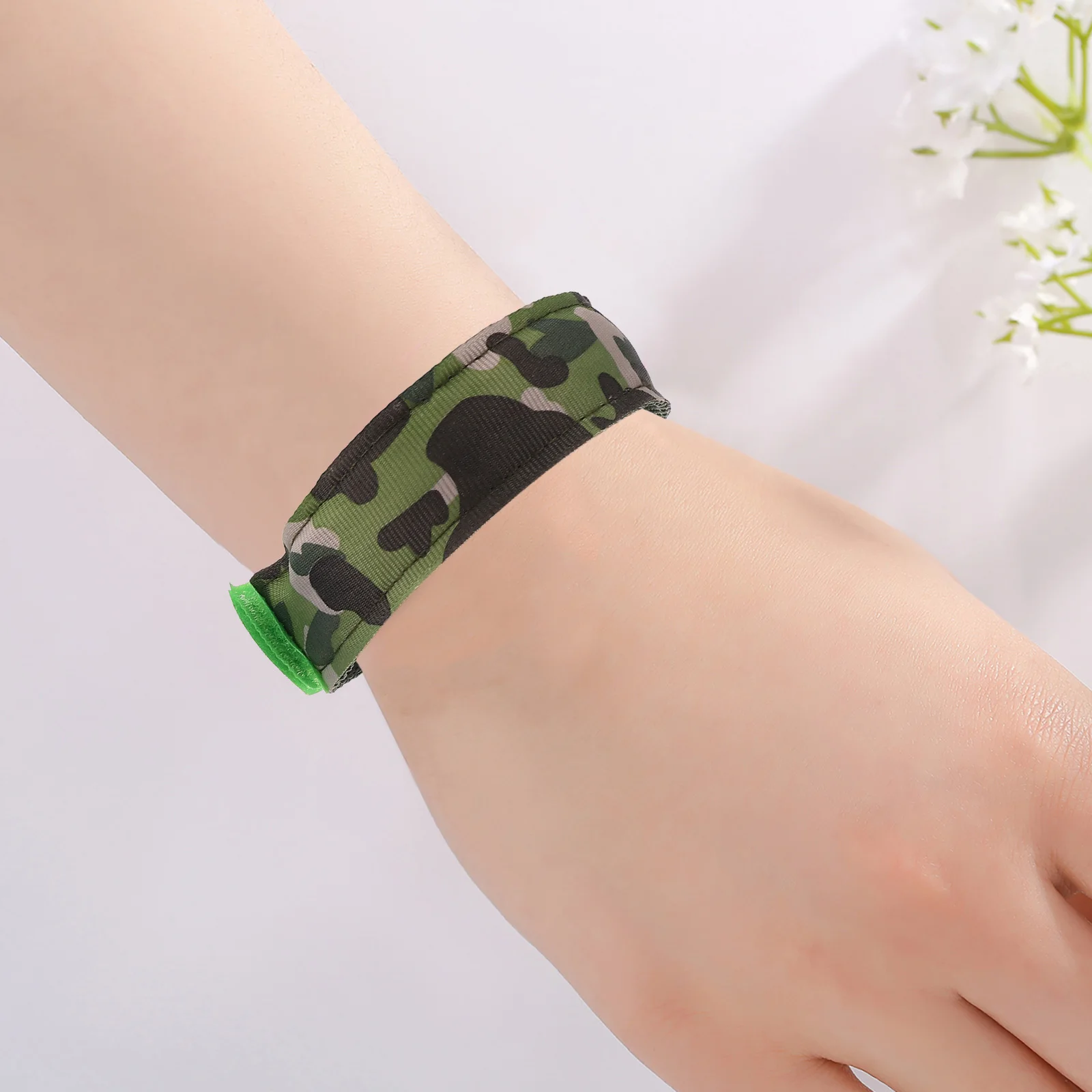 

2Pcs Glowing LED Luminous Armband Adjustable Night Running Cycling Walking Safety Light Gear Running Light for Runners