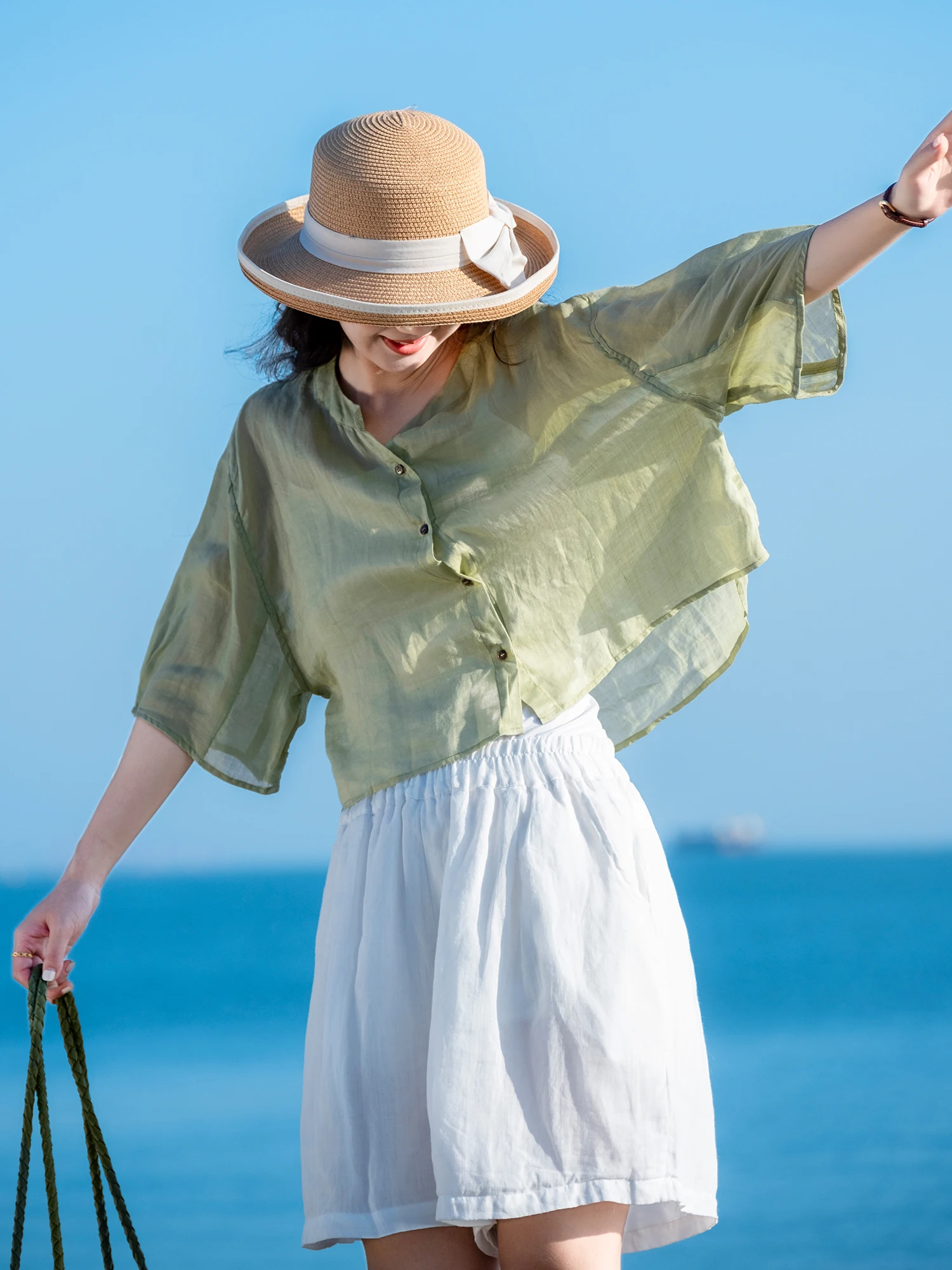 

Легкая и комфортная женская блузка из тонкого льна серии Jiang Xia You You с объемным кроем и художественным дизайном для повседневной носки.