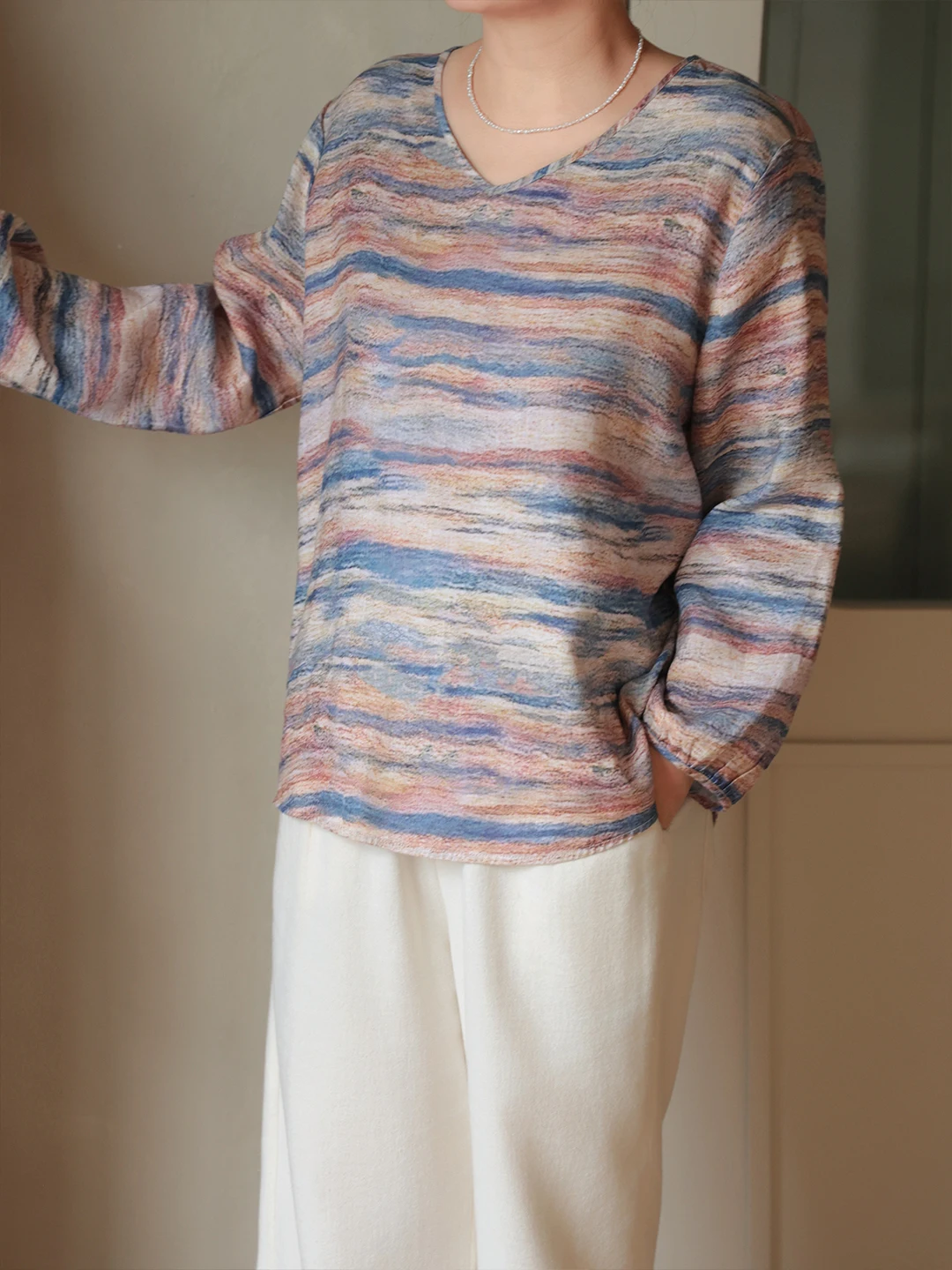 

Женская футболка с V-образным вырезом и длинными рукавами в радужную полоску Han Haax, весна 2026: модный, повседневный, удобный, дышащий топ