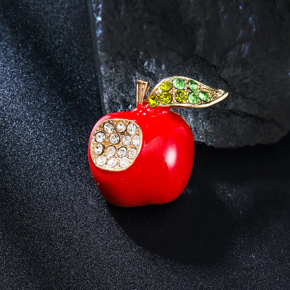 เข็มกลัดผลไม้ลายการ์ตูนรูปแอปเปิ้ลน่ารัก ดีไซน์ใหม่ สวยหรู พร้อมอุปกรณ์ตกแต่งเสื้อผ้า