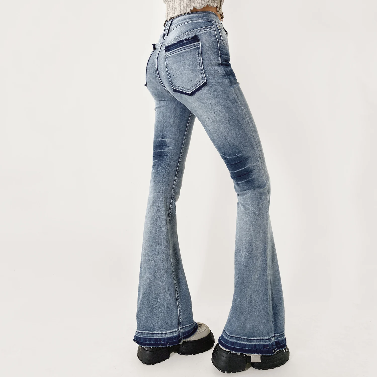 Vaqueros acampanados de cintura alta con costuras de contorno – Vaqueros de mujer con detalle de dobladillo crudo y decoloración vintage