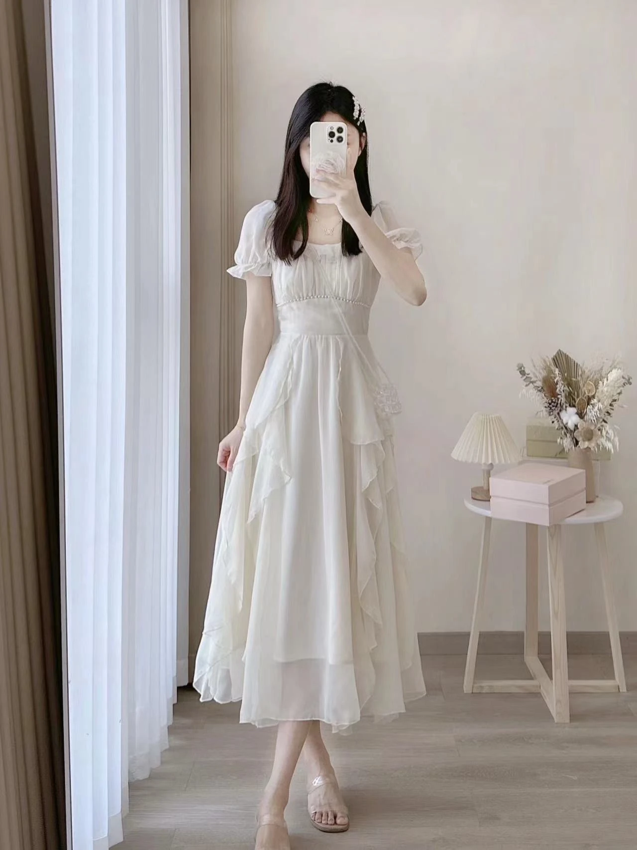 Französisches Damenkleid in Rosa mit eckigem Ausschnitt und Rüschenkante, Sommerkleid mit hoher Taille und schmaler Passform, zartes Feenkleid für den Urlaub – Detail 14