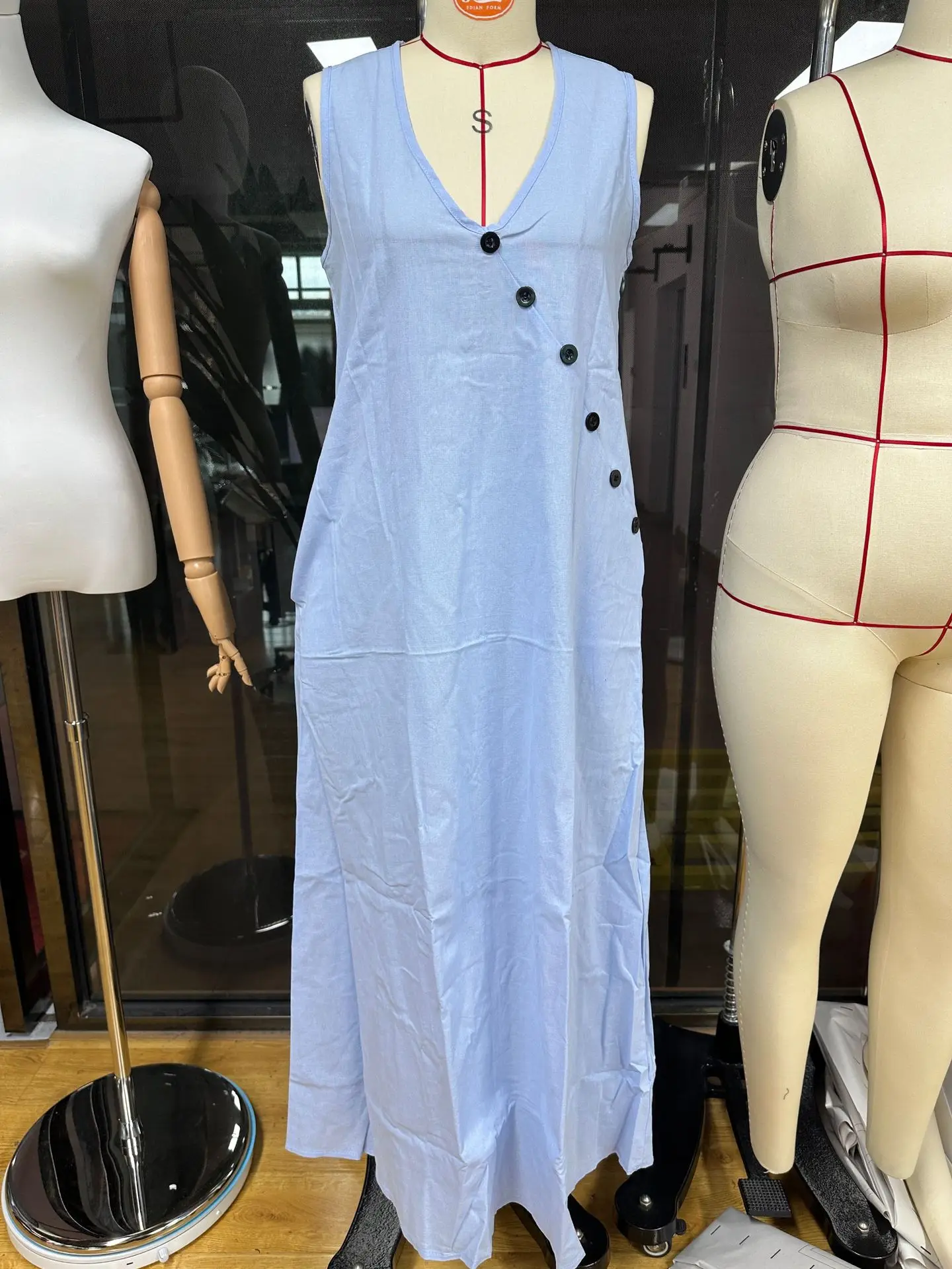 2026 Sommer Damen Baumwoll-Leinen A-Linien-Maxikleid mit V-Ausschnitt, ärmellos, asymmetrisch, Knopfleiste, Westenkleid, locker geschnitten, lässig, für den Urlaub am Strand – Detail 2
