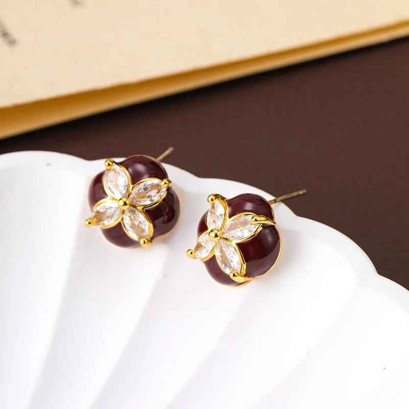 

Retro Four-leaf Clover Female Earrings Light Luxury Exquisite Red Zircon Stud Earrings Autumn and Winter Ear Studs Jewelry Gift