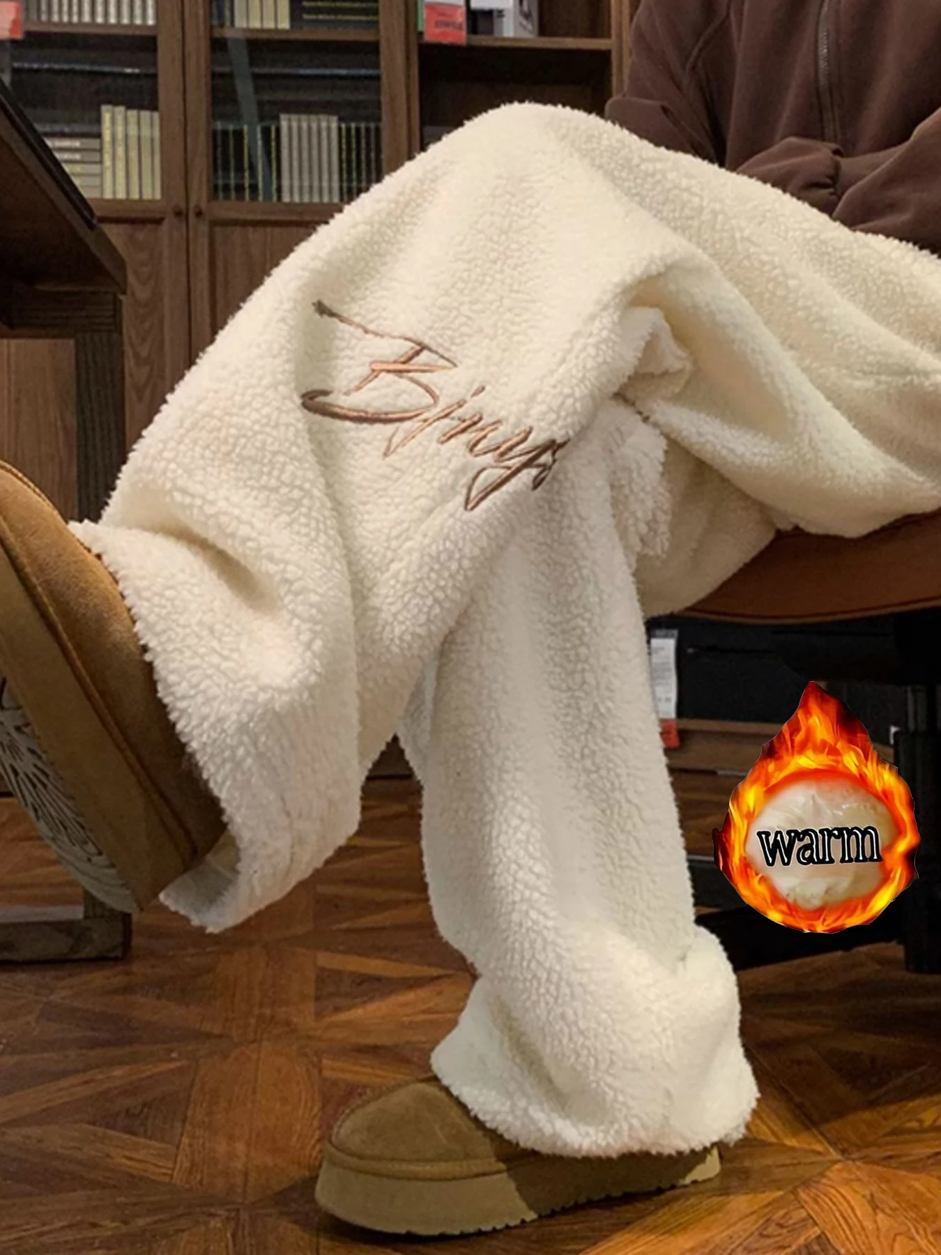 겨울용 방한 양면 플리스 캐주얼 스트레이트 팬츠, 자수 레터링이 있는 새로운 디자인, 루즈하고 다용도, 청소년을 위한 스포티하고 따뜻한 면 팬츠, 드레이프 와이드 팬츠, 트렌디한 플리스 안감과 두꺼운 팬츠