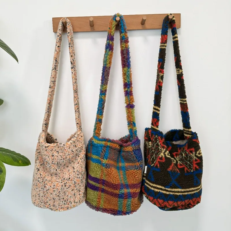 

Autumn and winter new shoulder bag women's plush lamb wool foreign style woolen casual large-capacity messenger bag