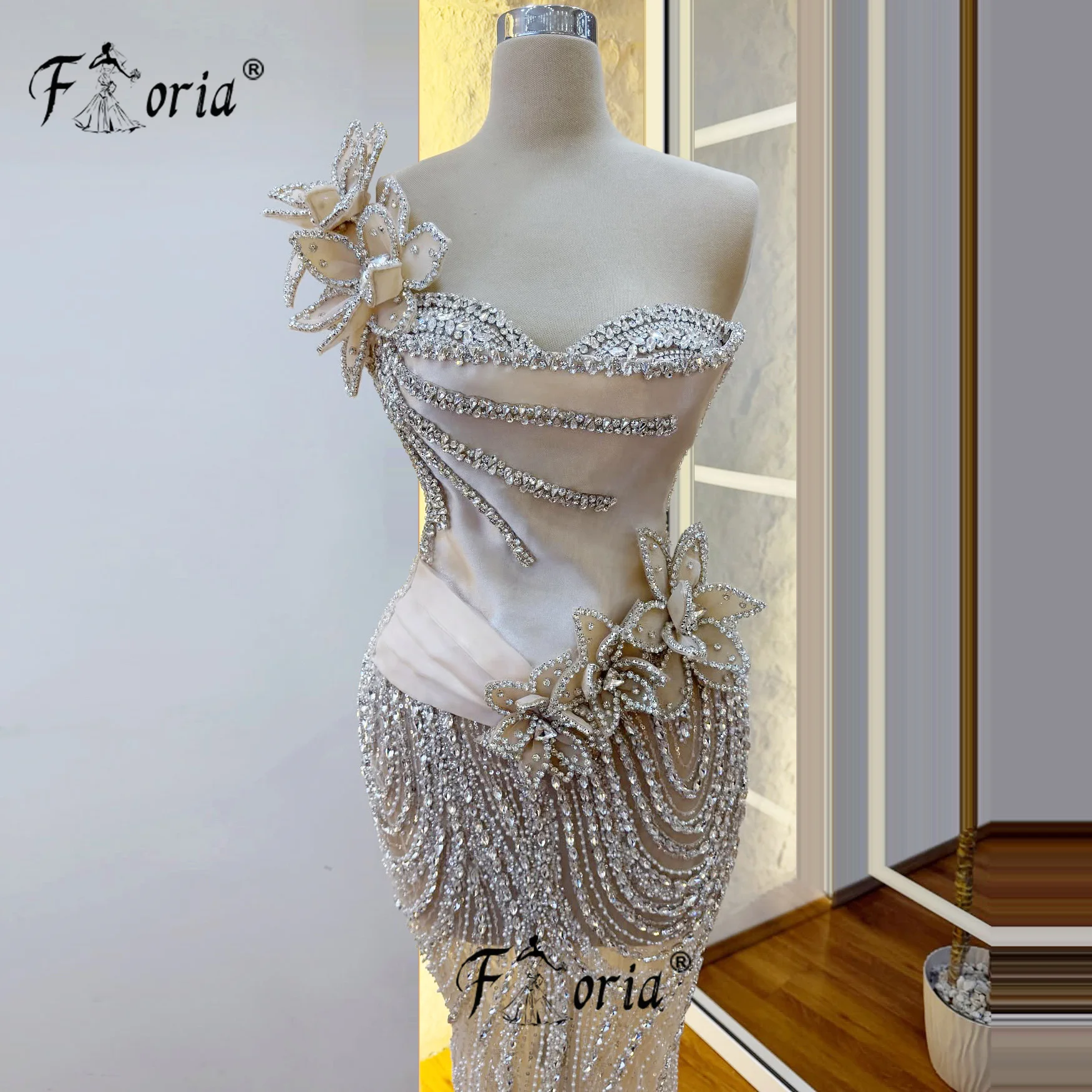 

Luxury Champagne Crystals Prom Dress Illusion Flower Appliques Celebrity Red Carpet Party Dresses 2025 Customized Elegant Gala