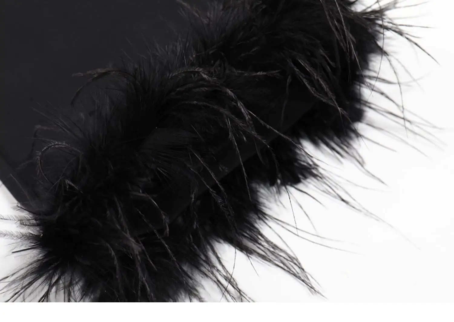 Czarne spodnie casualowe z naszywkami z piór strusich, modne, jesienne, lekko rozszerzane, dopasowane, podkreślające biodra, elastyczne, długie spodnie.