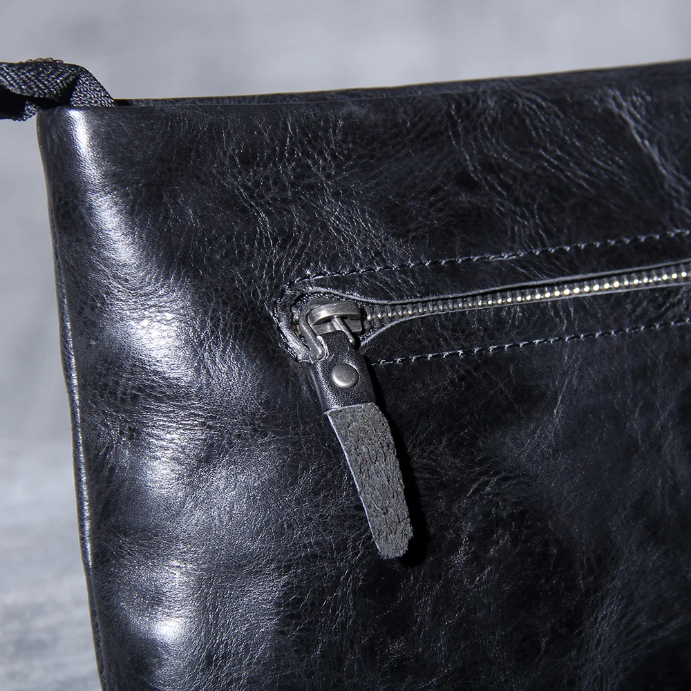 S.WORKER Retro-Clutch aus Vollnarbenleder für Herren | Handtasche aus Used-Leder mit Handgelenkschlaufe – Detail 11