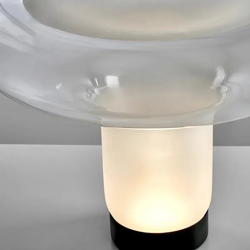 Lámpara de mesita de noche LED de estilo crema francés, mesita de noche de seta de cristal de Medusa Simple y moderna, decoración creativa del