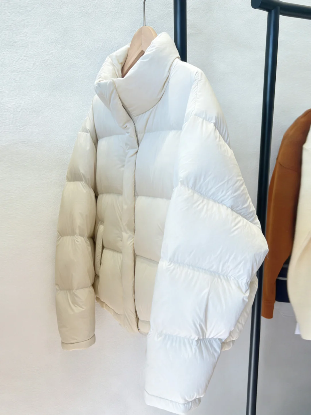 

Утепленная повседневная хлопковая куртка с воротником-стойкой для женщин: модная зимняя верхняя одежда, универсальная, с ощущением премиум-класса