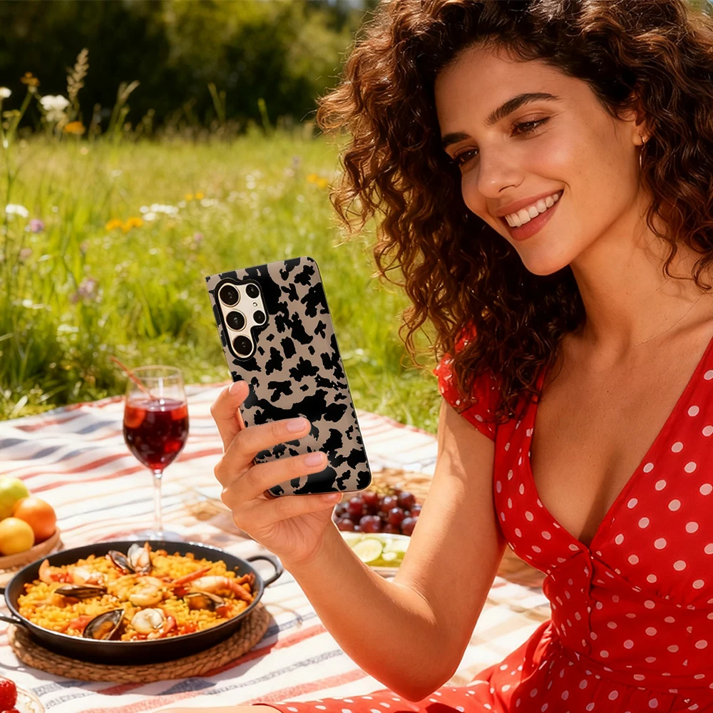 حافظة هاتف أنيقة بطبعة بقرة لهاتف سامسونج جالاكسي S25 Ultra S24 S23 Ultra Plus غطاء خلفي لامع بطبقة مزدوجة