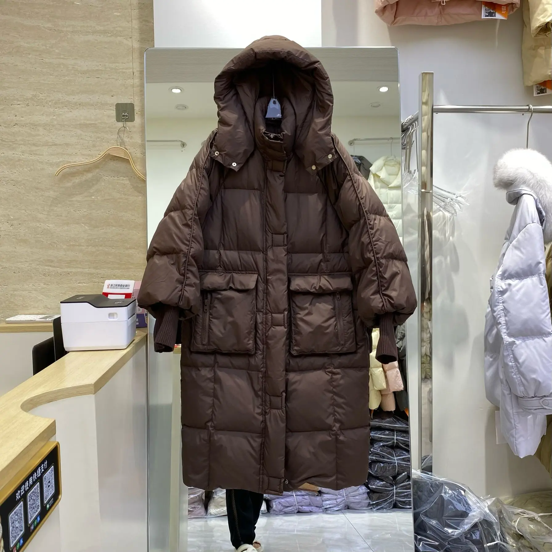 سترة نسائية شتوية جديدة لعام 2025 للتنقل سترة محبوكة بقلنسوة مقاومة للرياح وأكمام مستقيمة للأسفل