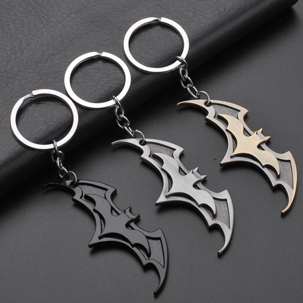 Llaveros de Metal de dardos de Batman para hombres y mujeres, accesorios de Cosplay, película, televisión, funciona, regalos periféricos, mochila, accesorios de joyería