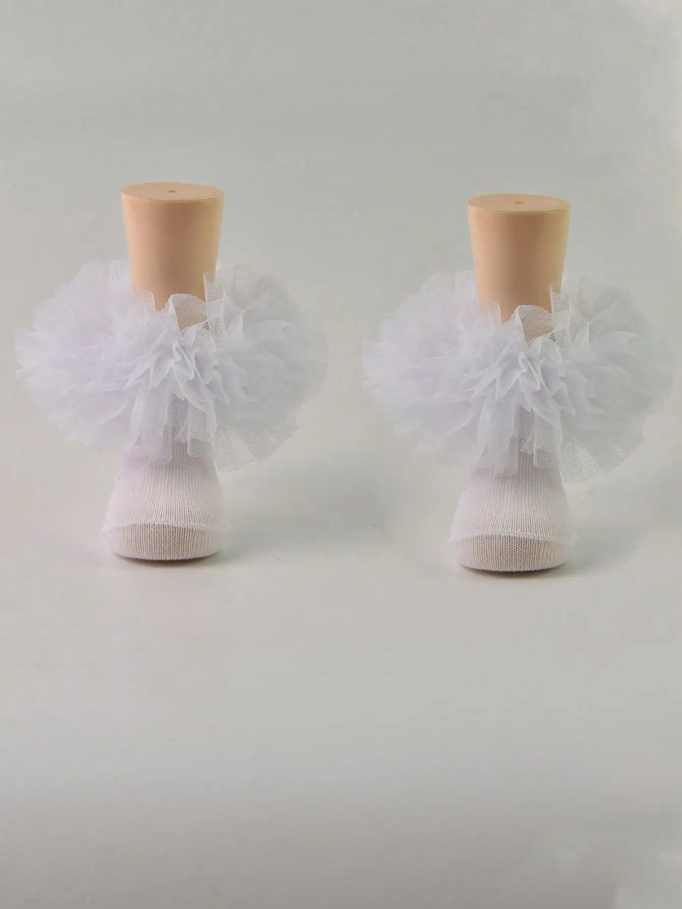 

1 pair of pleated princess socks for baby girls, featuring a fluffy and large pleated design