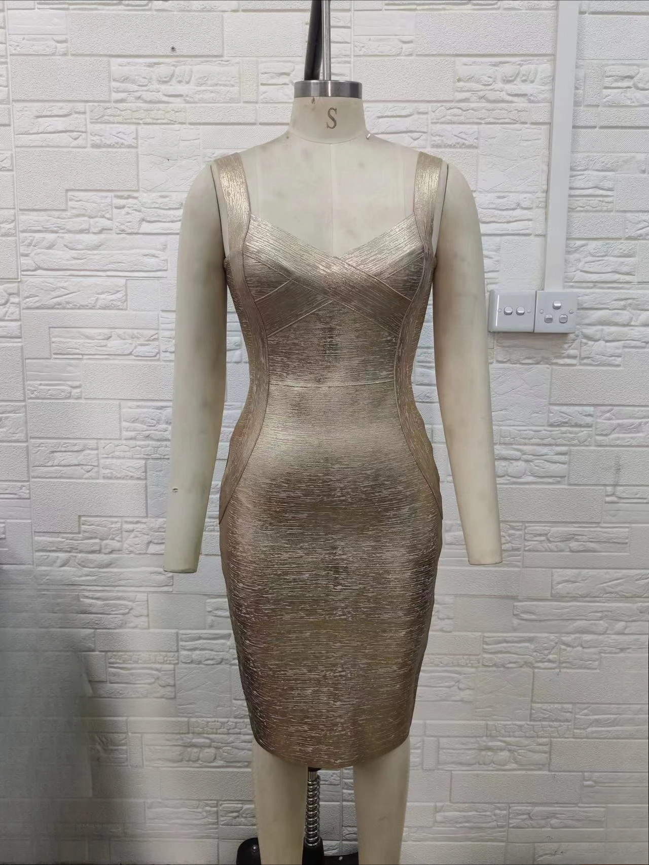 เดรสปาร์ตี้สั้นแบบรัดรูป สายเดี่ยว คอวี เซ็กซี่