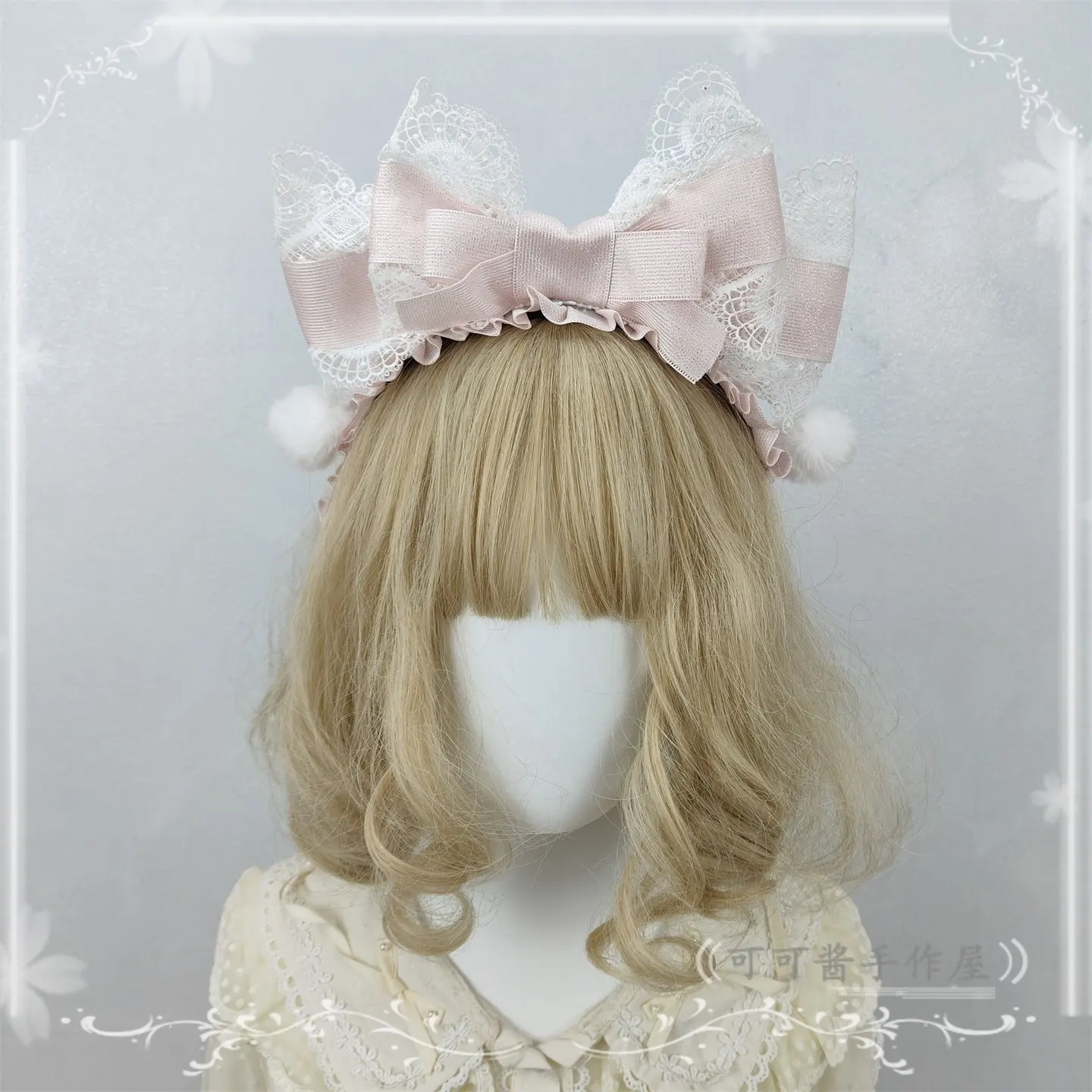 

Рождественский головной убор: повязка на голову с бантом, головной убор в стиле лолита, осенне-зимние аксессуары для волос с помпонами и роскошным кружевом