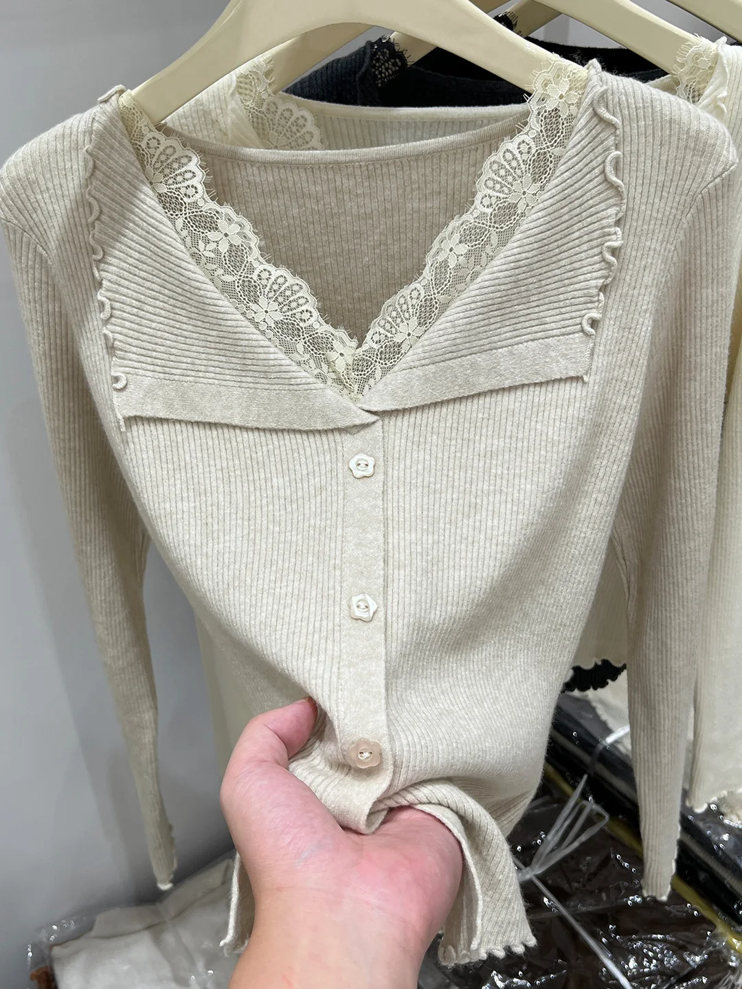 

Slim Fit Long Sve V-Ne Knitted Sweater Women's Faion Design Lace Patchwork Ear Look Top for Autumn Winter Commute