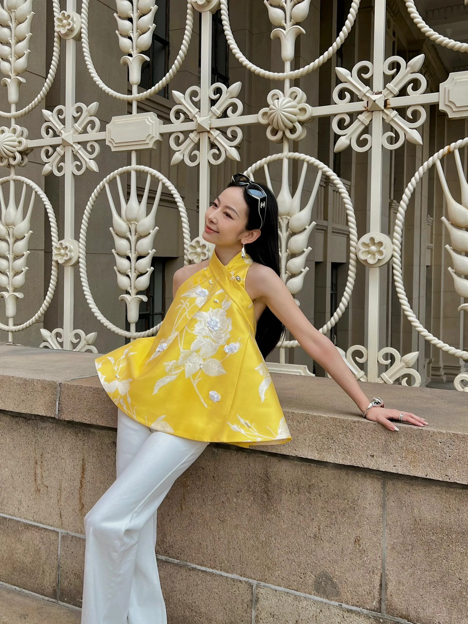 

Желтый топ А-силуэта с объемной цветочной вышивкой и пайетками, в стиле ретро-винтаж, с длинным колье, для дня рождения, в китайском стиле.