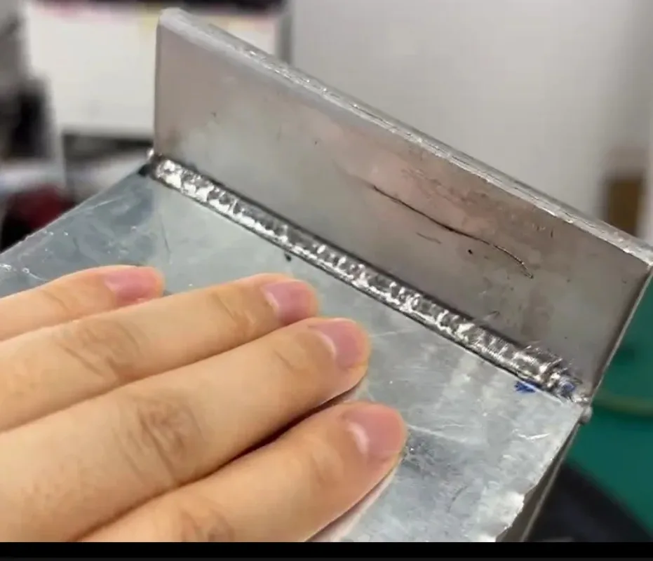 

Ручной лазерный сварочный аппарат для сантехнических деталей и сварки труб с системой воздушного охлаждения и функцией простого управления