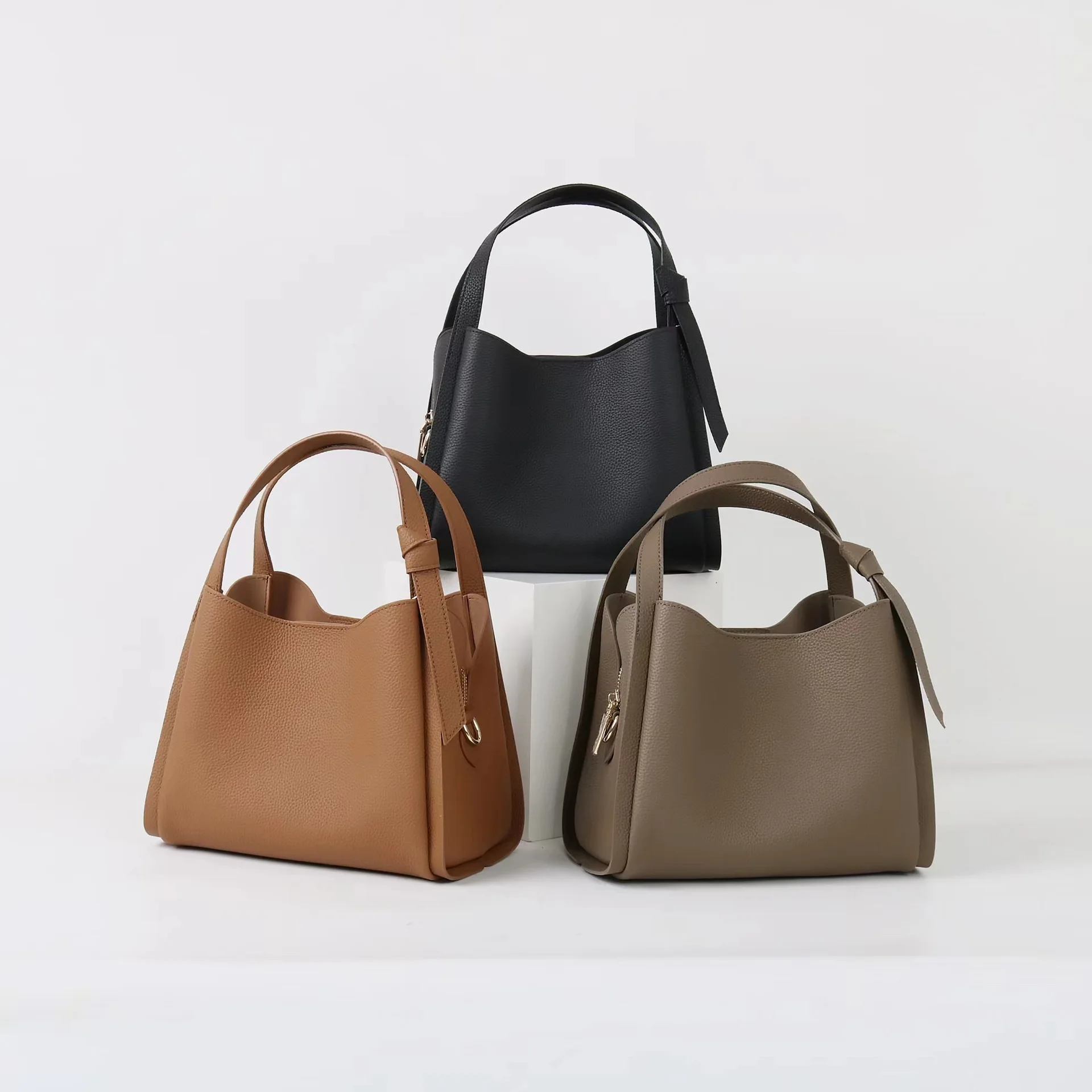 

2026 New Versatile First-layer Cowhide Bucket Bag Premium Sense Trend Large Capacity Commuter Handheld Shoulder Messenger Bag