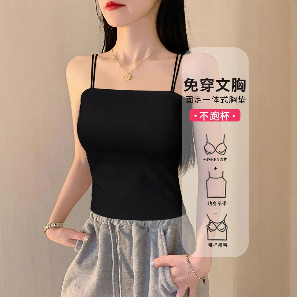 

The small camisole top is worn by the woman with the new beauty strap chest pad in spring and summer