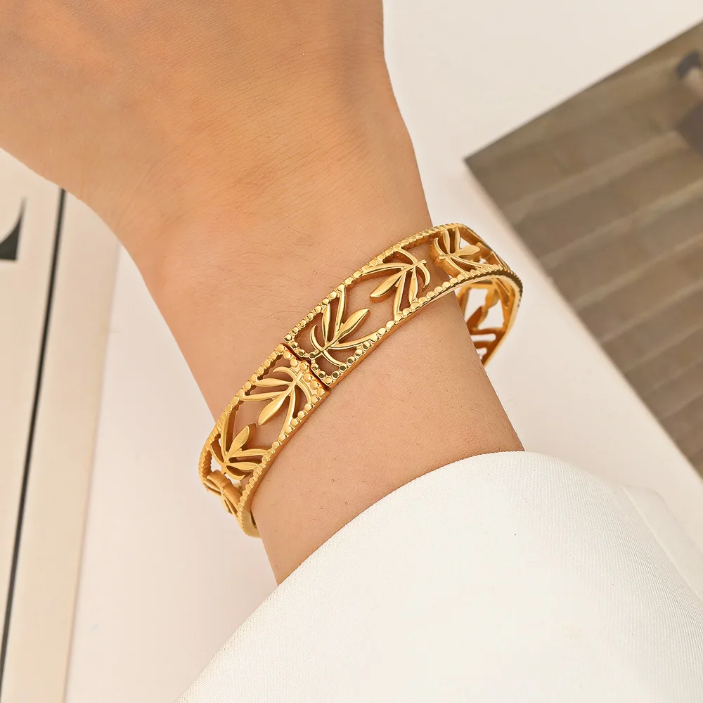 

Stainless steel bracelet for women, 18K gold, elegant and versatile, openwork leaf design.