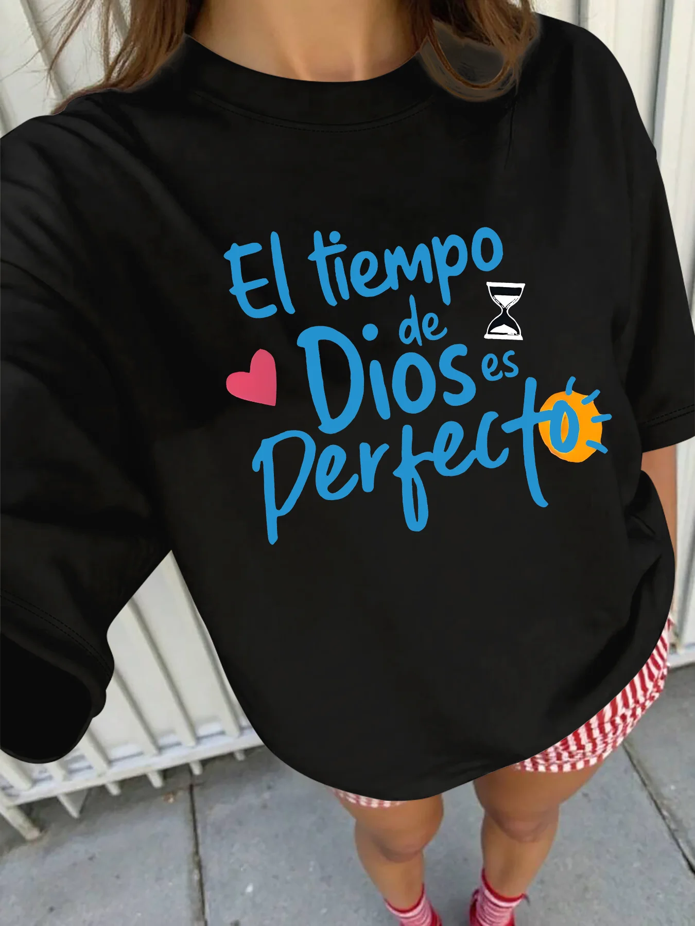 Damska koszulka plus size z krótkim rękawem, czarna - El tiempo de Dios es Perfecto, hiszpański nadruk, stylowa, codzienna bluzka z motywem religijnym.