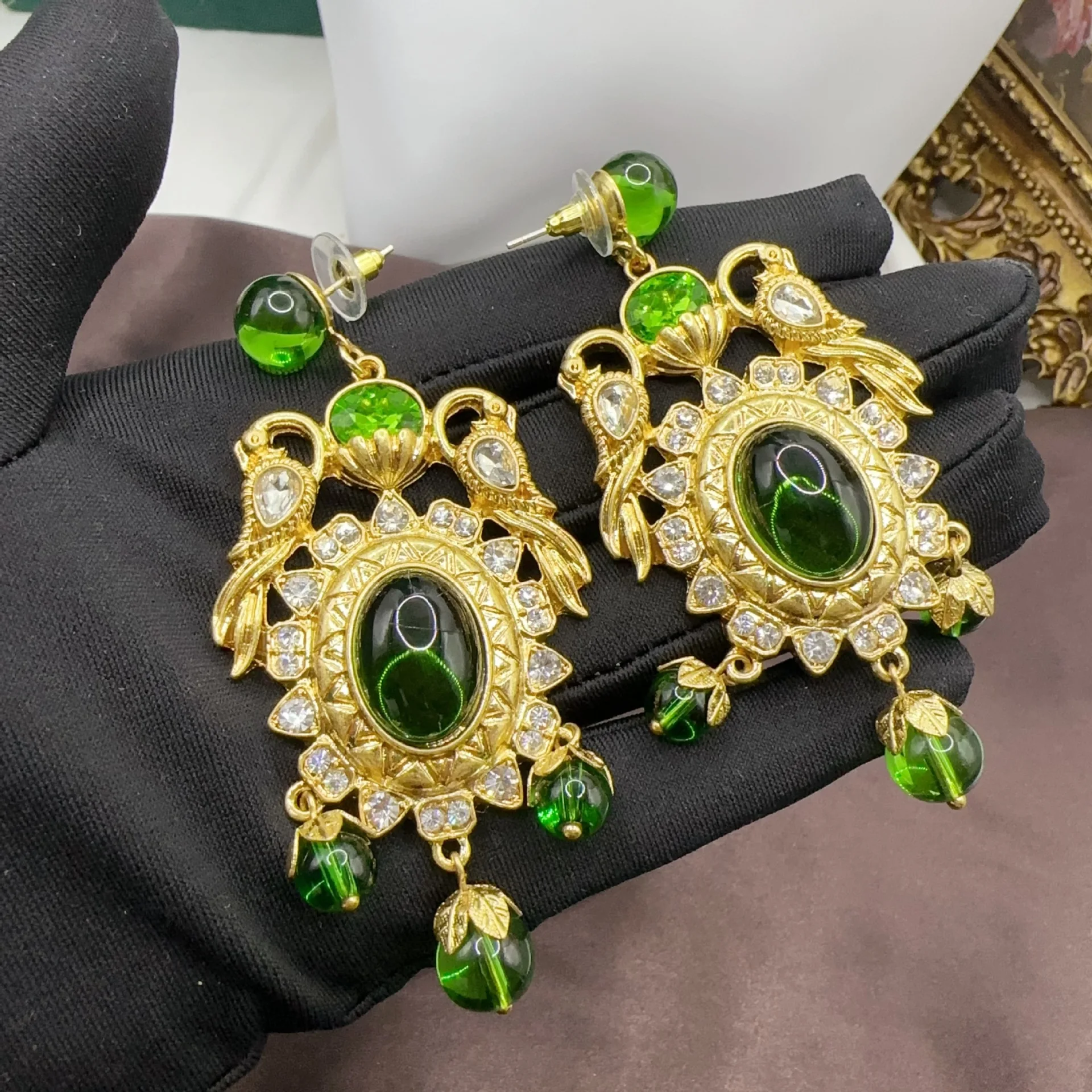 

French high-end palace green stone earrings