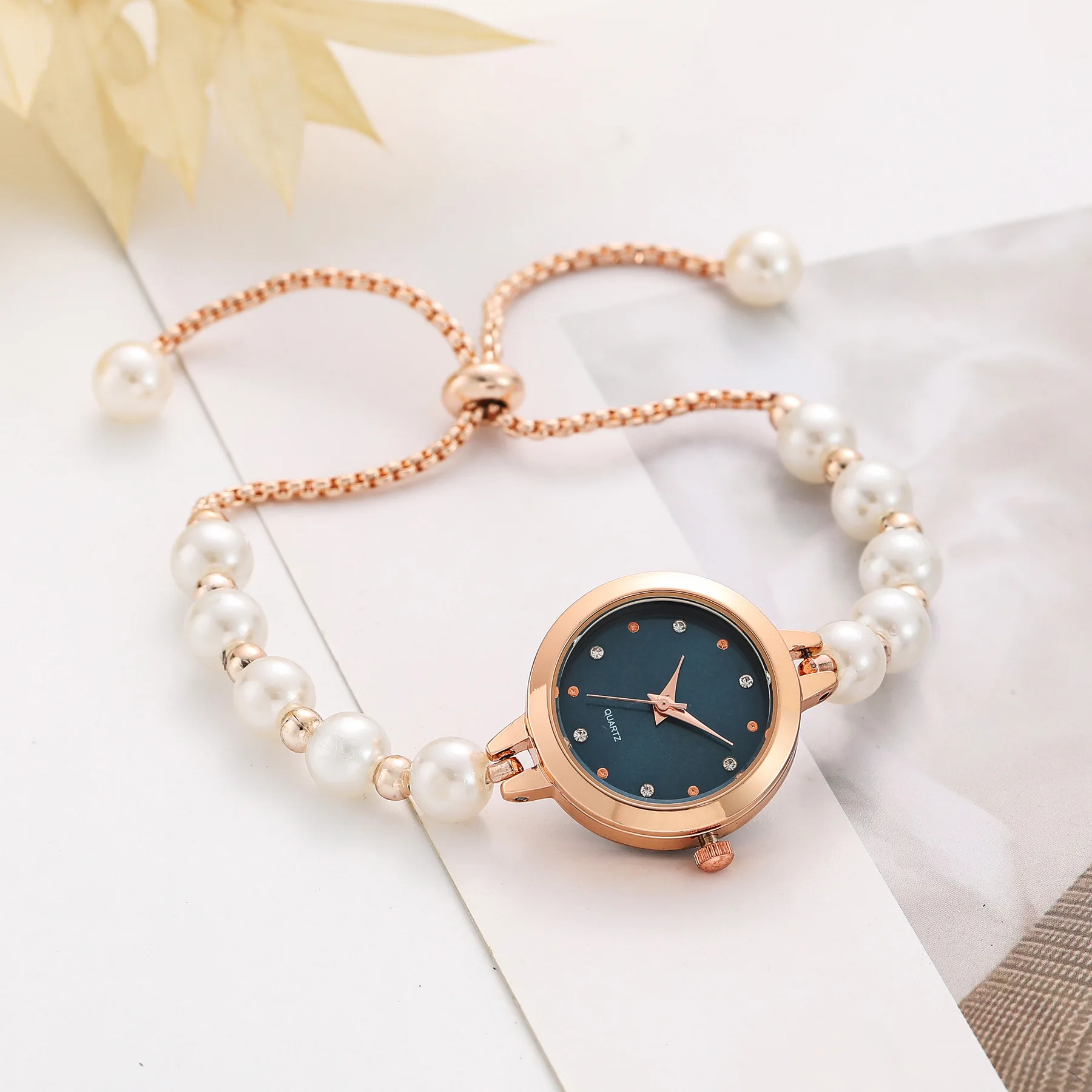 ใหม่สไตล์ Minimalist สร้อยข้อมือมุกผู้หญิงควอตซ์นาฬิกาแฟชั่นการออกแบบแผ่นดิสก์ขนาดเล็กหรูหราเครื่องประดับนาฬิกาผู้หญิง