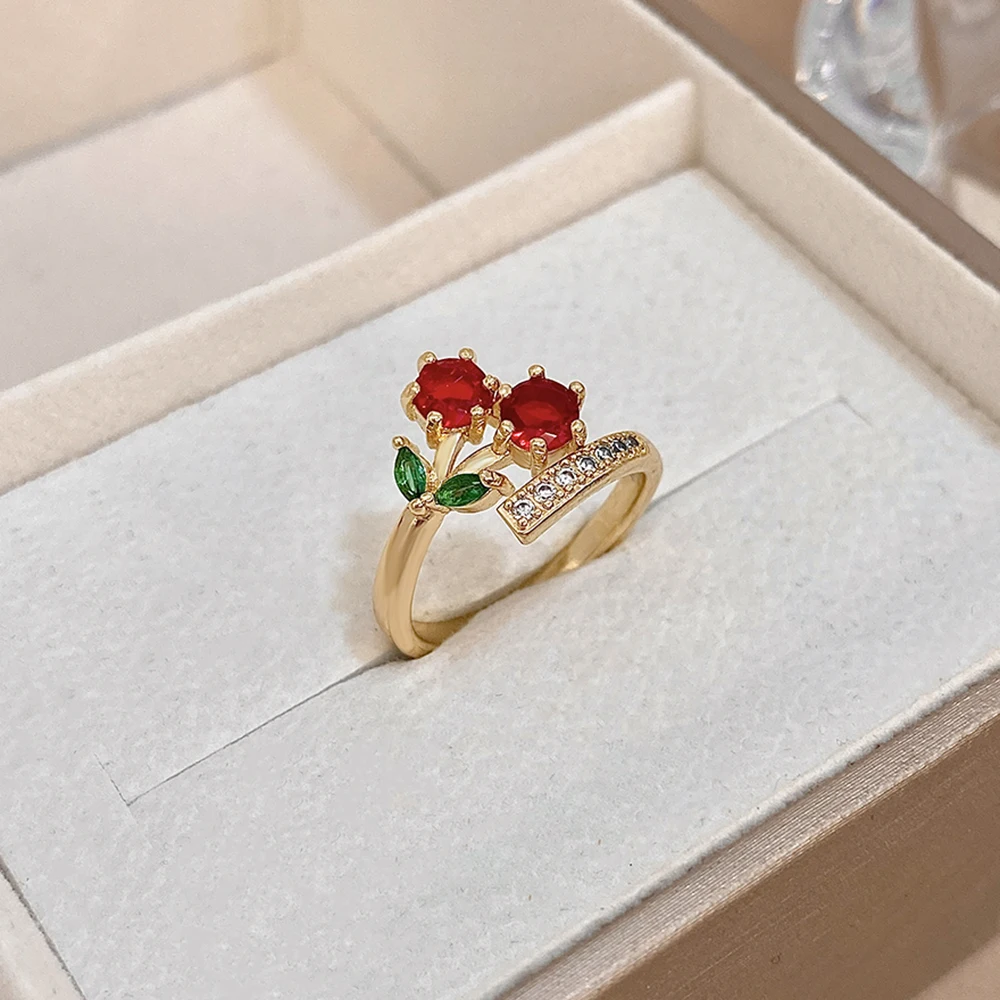 Niedlicher, süßer, eingelegter roter Zirkon in Kirschform aus Edelstahl mit Metallringen, schöner Fruit-Kirsch-Fingerring für Frauen und Mädchen – Detail 3