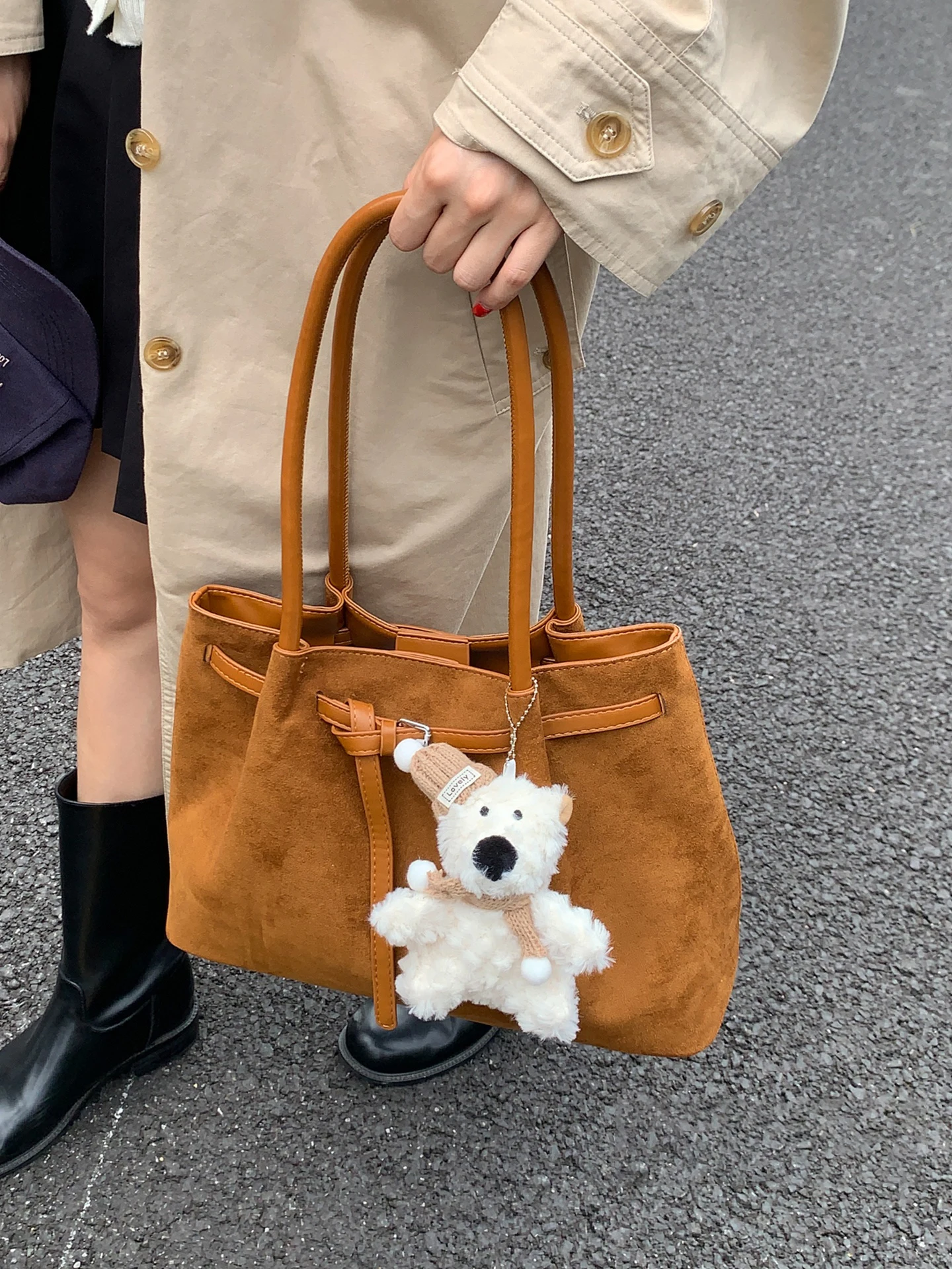 

Замшевая сумка-тоут в стиле ретро для женщин, новинка 2025 года, осенне-зимняя сумка, высококачественная большая вместительная дорожная сумка на одно плечо подмышками