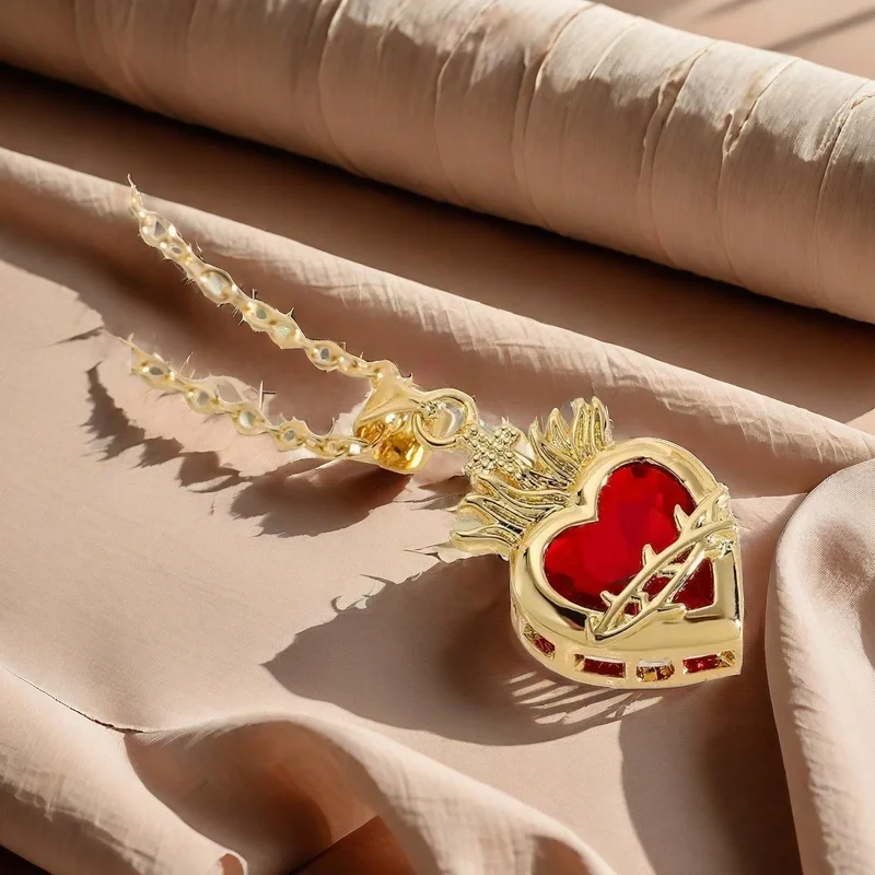 

Fashionable red zircon heart-shaped pendant necklace for women
