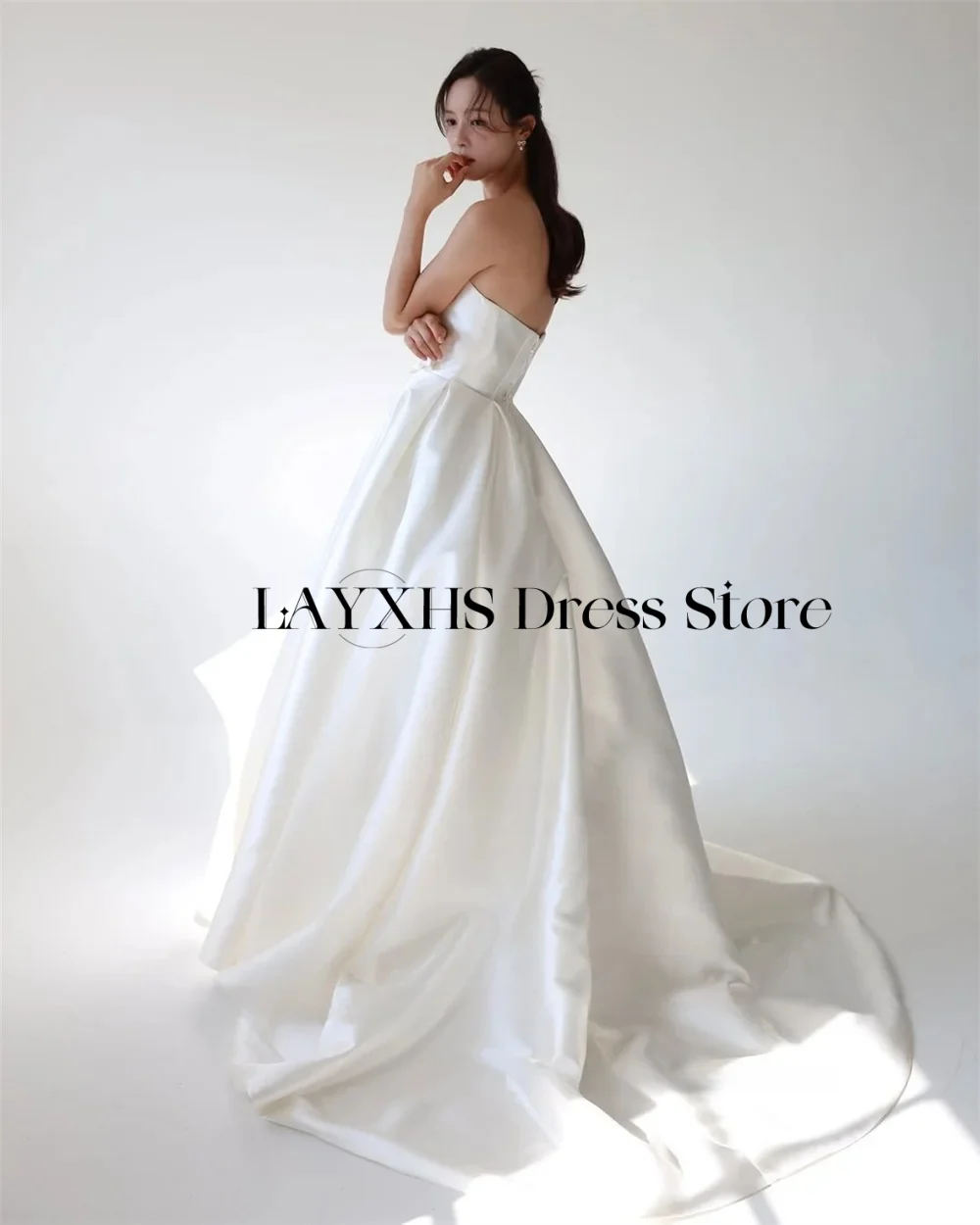 Abiti da sposa coreani eleganti senza spalline Una linea in raso Abito da sposa personalizzato Servizio fotografico Abito da sposa con corsetto con fiocco e strascico