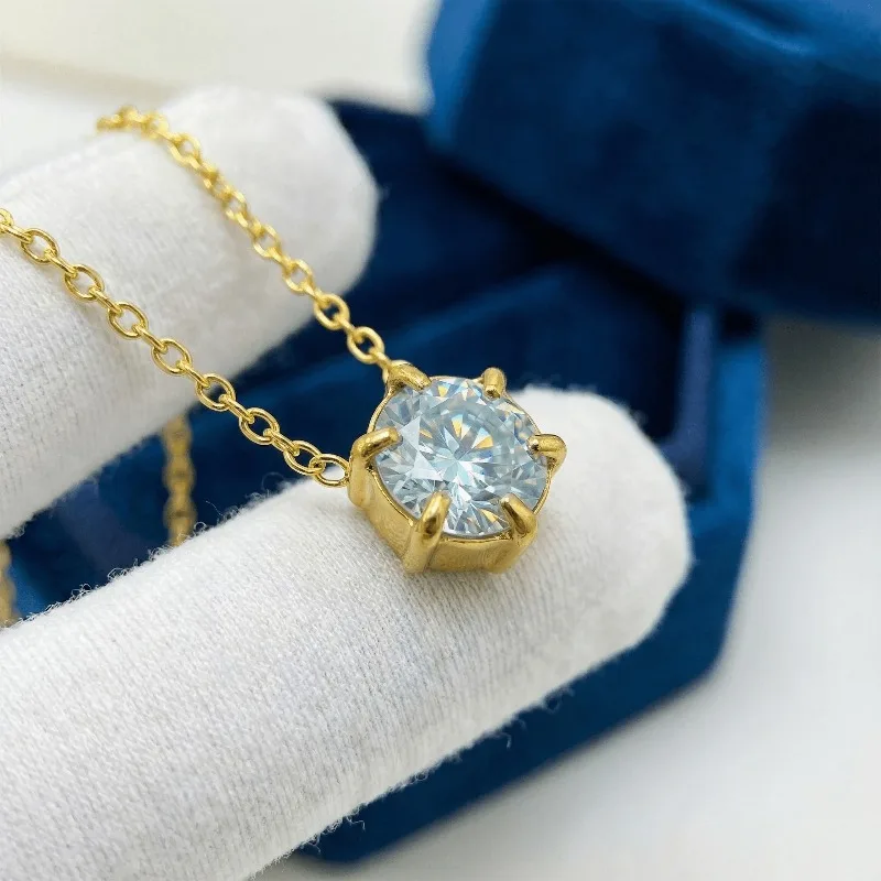 1pc 1Carat Classic Six-pronged Light Blue Moissanite Pendant Necklace. It Can Be Given As A Gift on Valentine's Day.