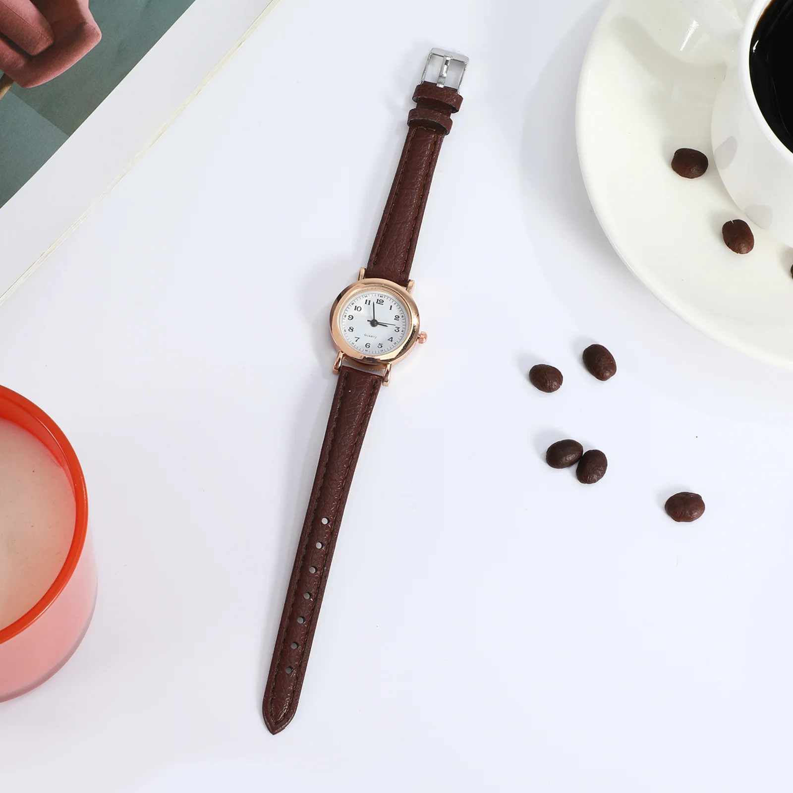 Orologio semplice da donna Piccolo orologio da polso con cinturino marrone per donna Abbigliamento quotidiano Elegante orologio al quarzo Regalo di moda