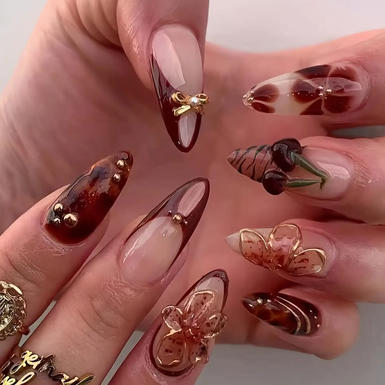 

24 шт. Коричневые французские кончики Накладные ногти Сладкие крутые вишневые золотые банты Цветочный дизайн Нажмите на ногти Пикантные девушки Миндалевидные накладные ногти