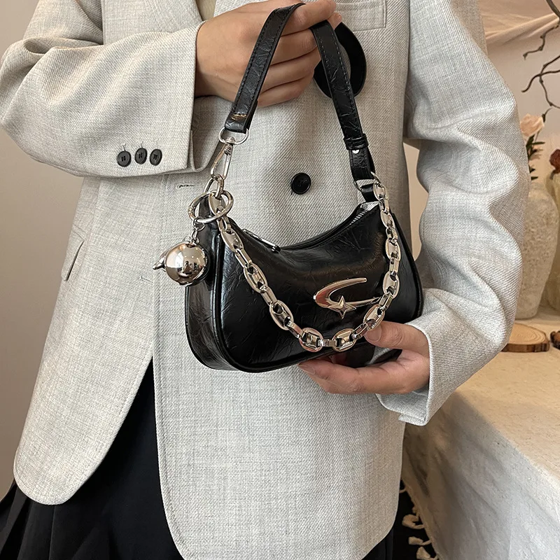 

Новая женская маленькая сумка через плечо 2025 года — нежный декор-цепочка, косое плечо, ценная пригородная сумка, портативный 3D-дизайн