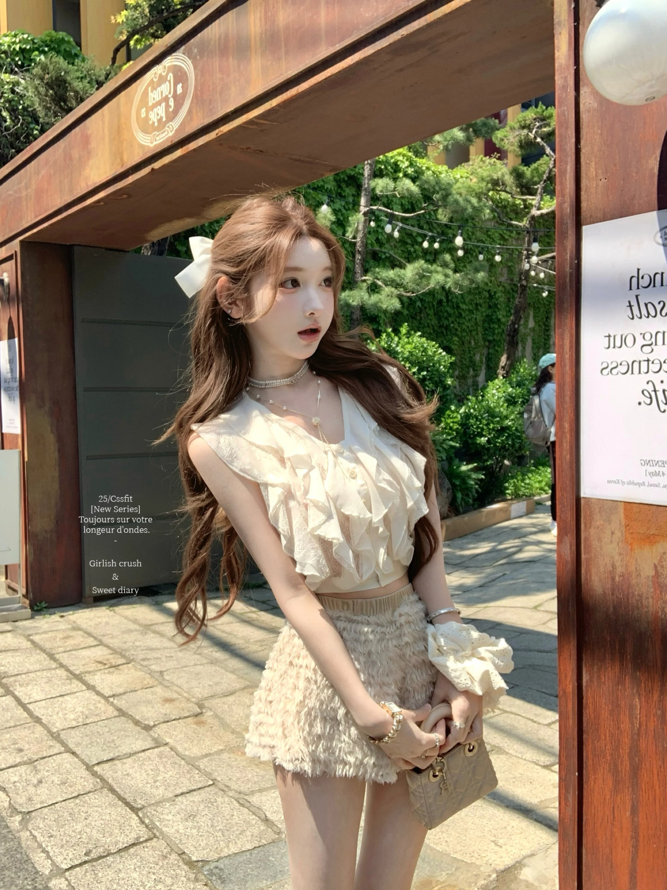 

Модный летний комплект Chil Sung 26SS: Прозрачный кружевной топ с V-образным вырезом и шорты-лепестки для женщин