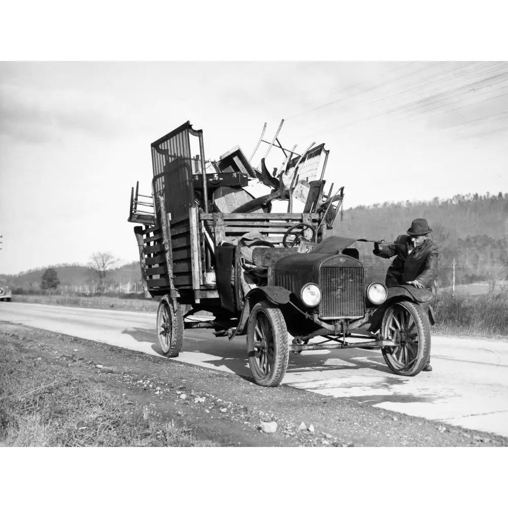 

Плакат 1937 года: Переезд арендатора-фермера на новую ферму в округе Хэмилтон, Теннесси, автор Артур Ротштейн.