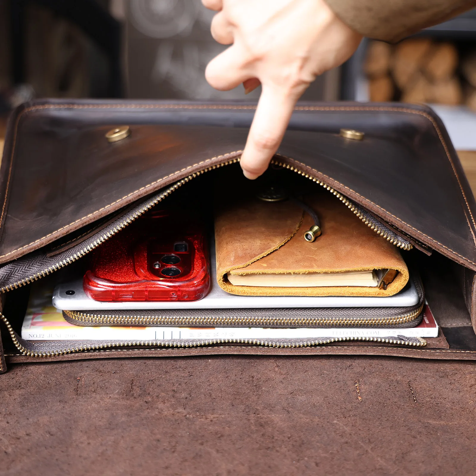 Vintage handgefertigte Aktentasche aus Crazy-Horse-Leder für Herren, echte Leder-Umhängetasche, Dual-Use-Laptop-Rucksack – Detail 15