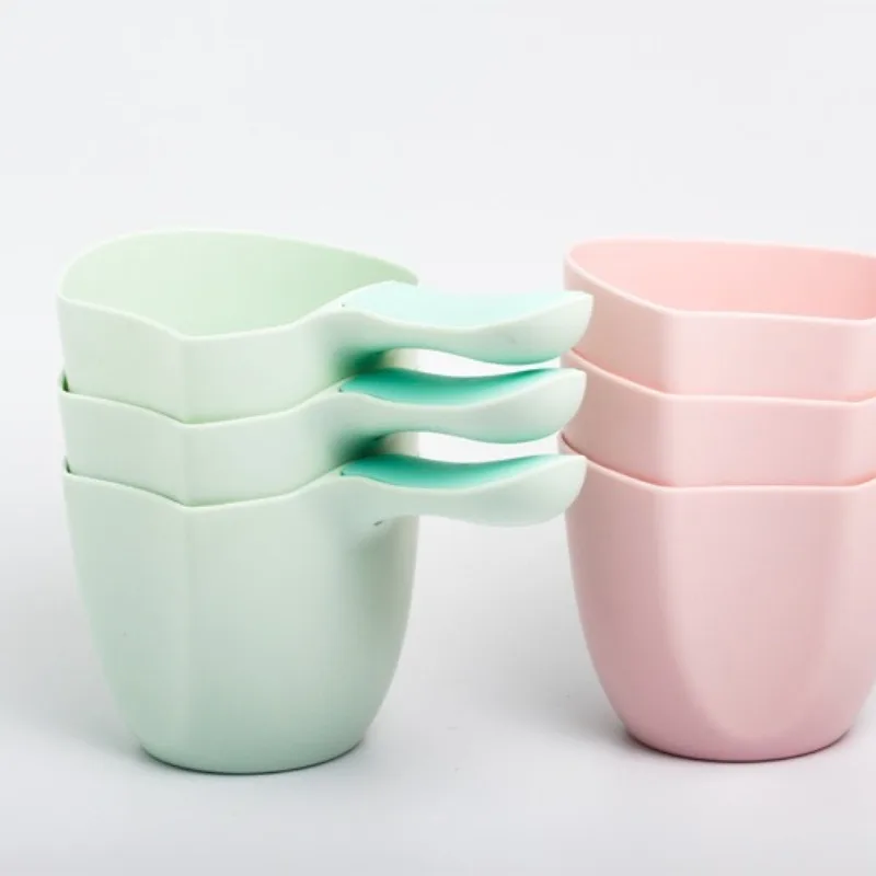 Ergonomischer Baby-Badelöffel, Spritzbecher zum Shampoo-Wasserspiel, weiche, abgerundete Kanten für die Sicherheit von Kleinkindern