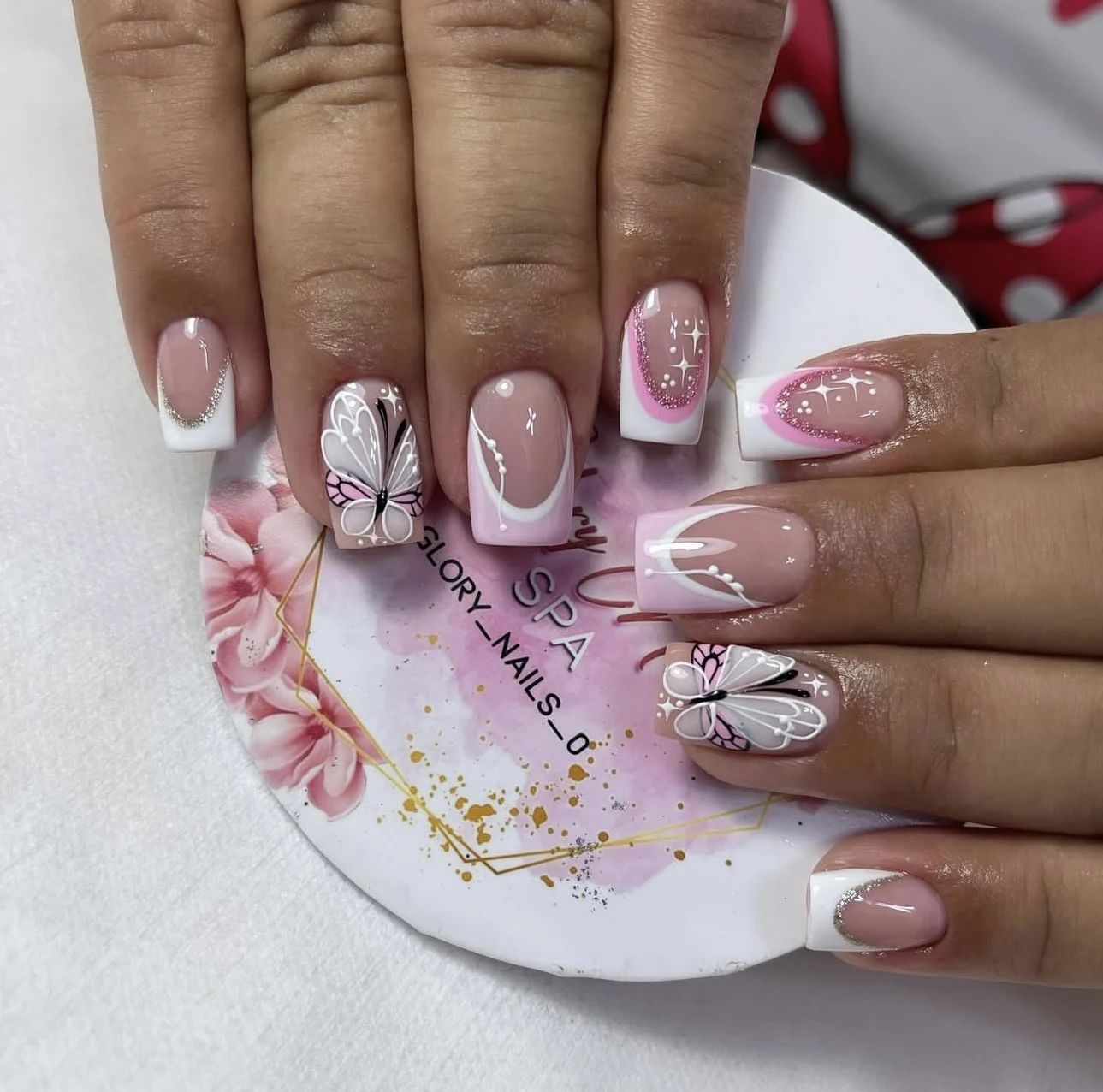 10 Stück Y2k quadratische handgemachte französische künstliche Nägel mit weißem Randdesign, dekorative kurze Nägel mit schwarzem Schmetterling, rosa funkelnde Nägel