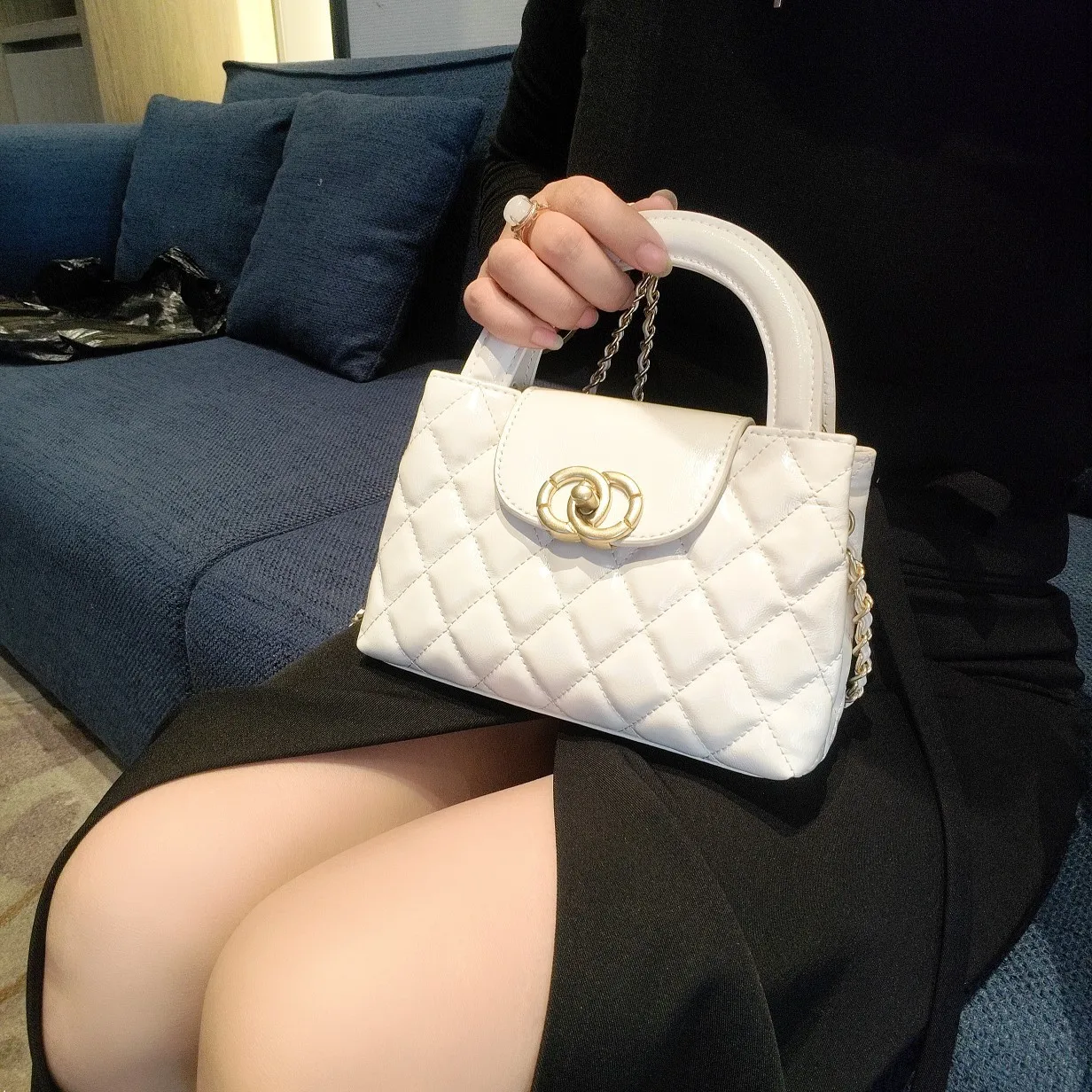 

Trendy Paris Fashion Luxury Clutch Bag with Elegant Finish and Solid Color Palette for Women