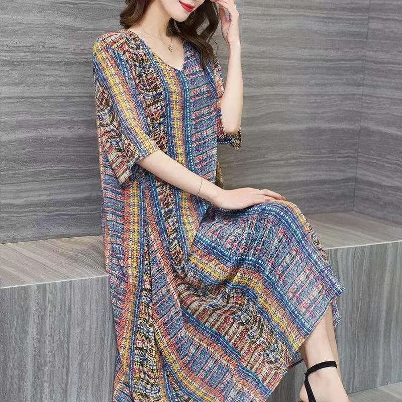 Bauchbedeckendes, altersreduzierendes Sommerkleid aus Eisseide mittleren Alters mit V-Ausschnitt und Rock in Übergröße