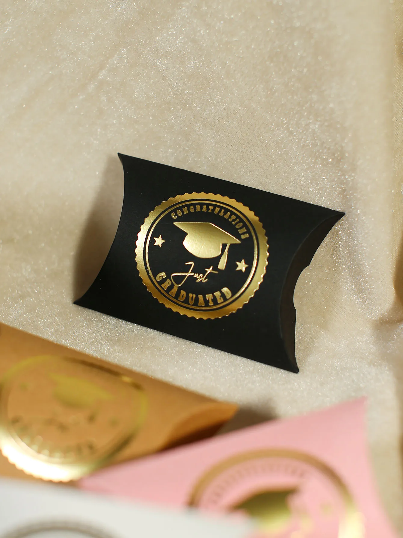 Warm candy box for graduation season, four-color gift box, badge with bachelor's cap element, conveying good wishes to graduates