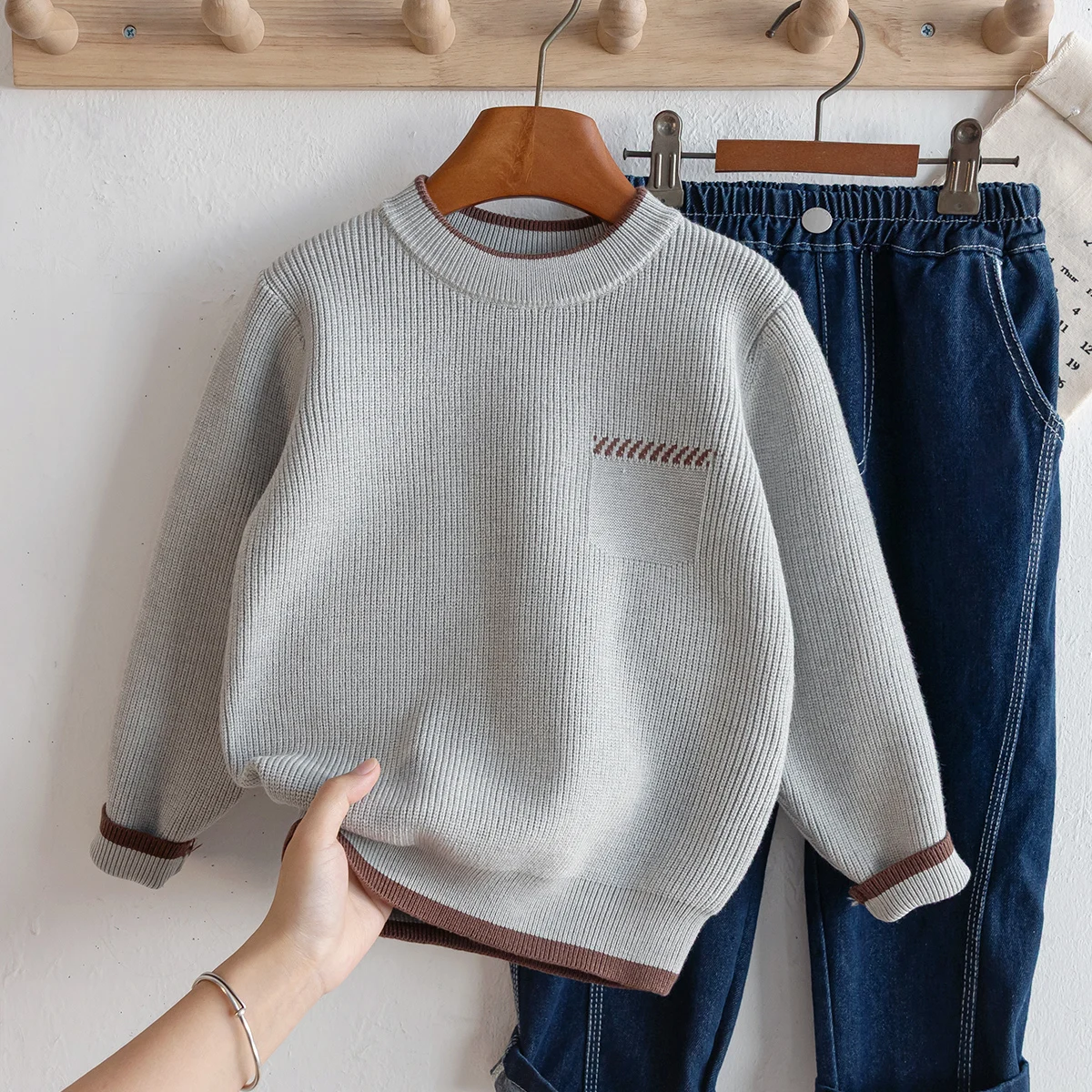 Boys' round neck long sleeved knitted contrasting striped pullover sweater suitable for campus daily use in autumn and winter