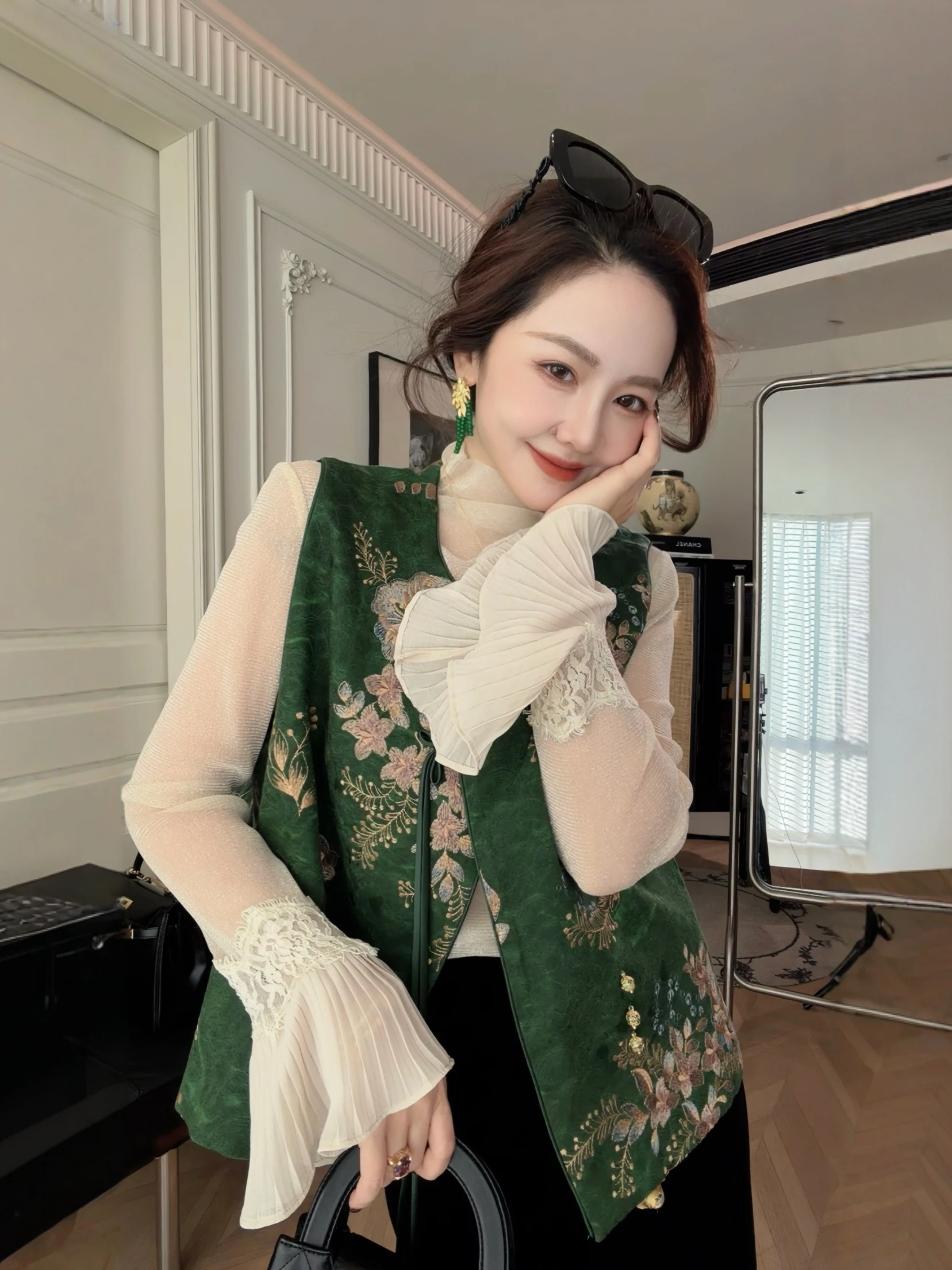 

PINZIKO Женский повседневный топ с длинным рукавом и V-образным вырезом, из мягкой эластичной сетки, с кружевными рукавами-колоколами, утягивающий, приятный к телу